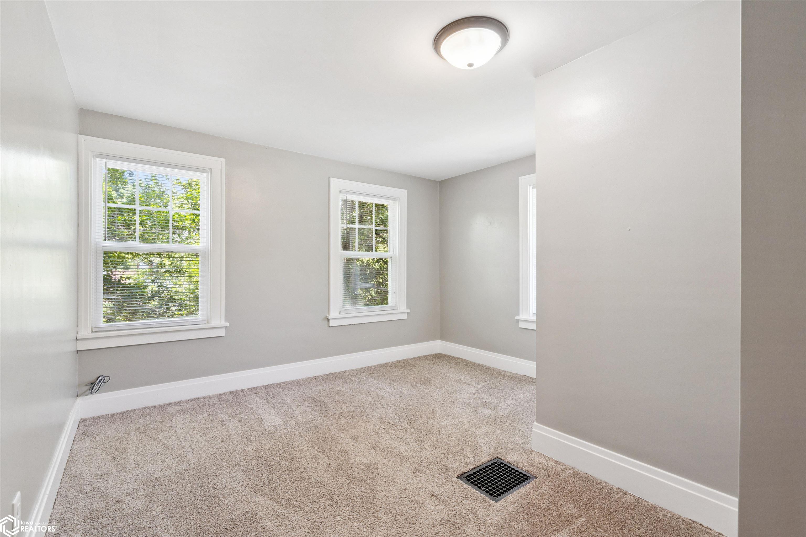 2020 Dill Street, Burlington, Iowa image 23