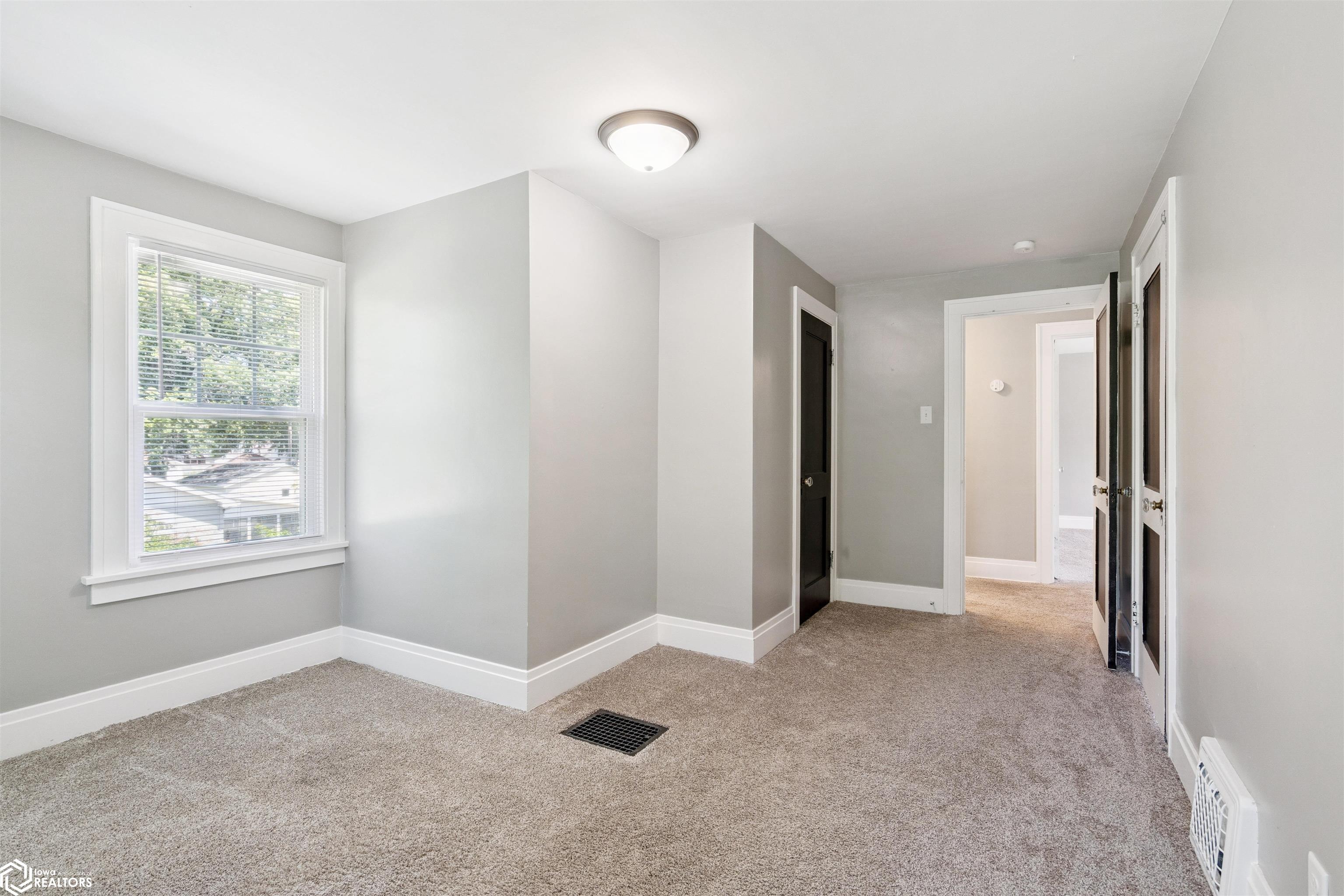 2020 Dill Street, Burlington, Iowa image 24