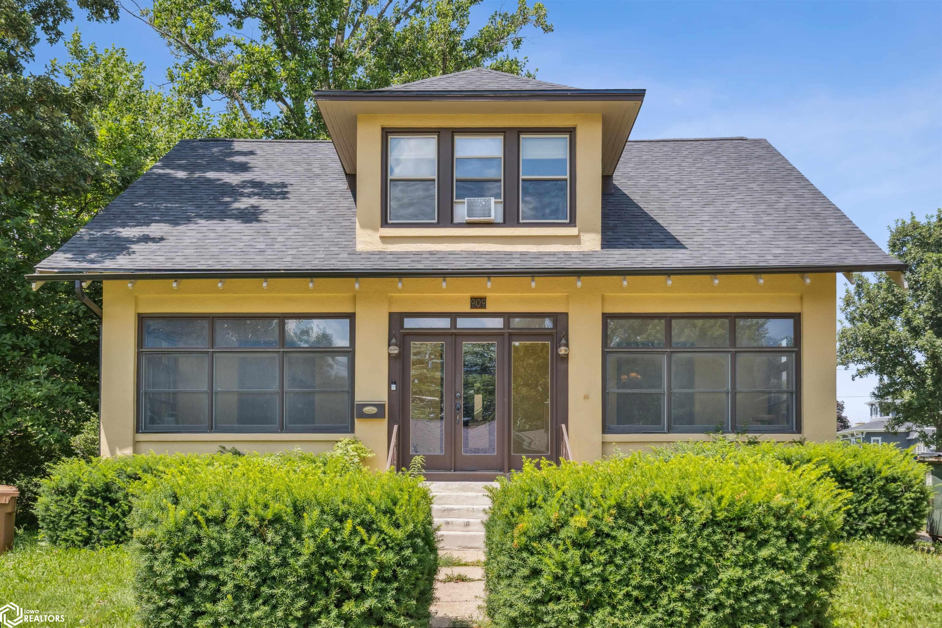 909 Elm Street, Grinnell, Iowa image 1