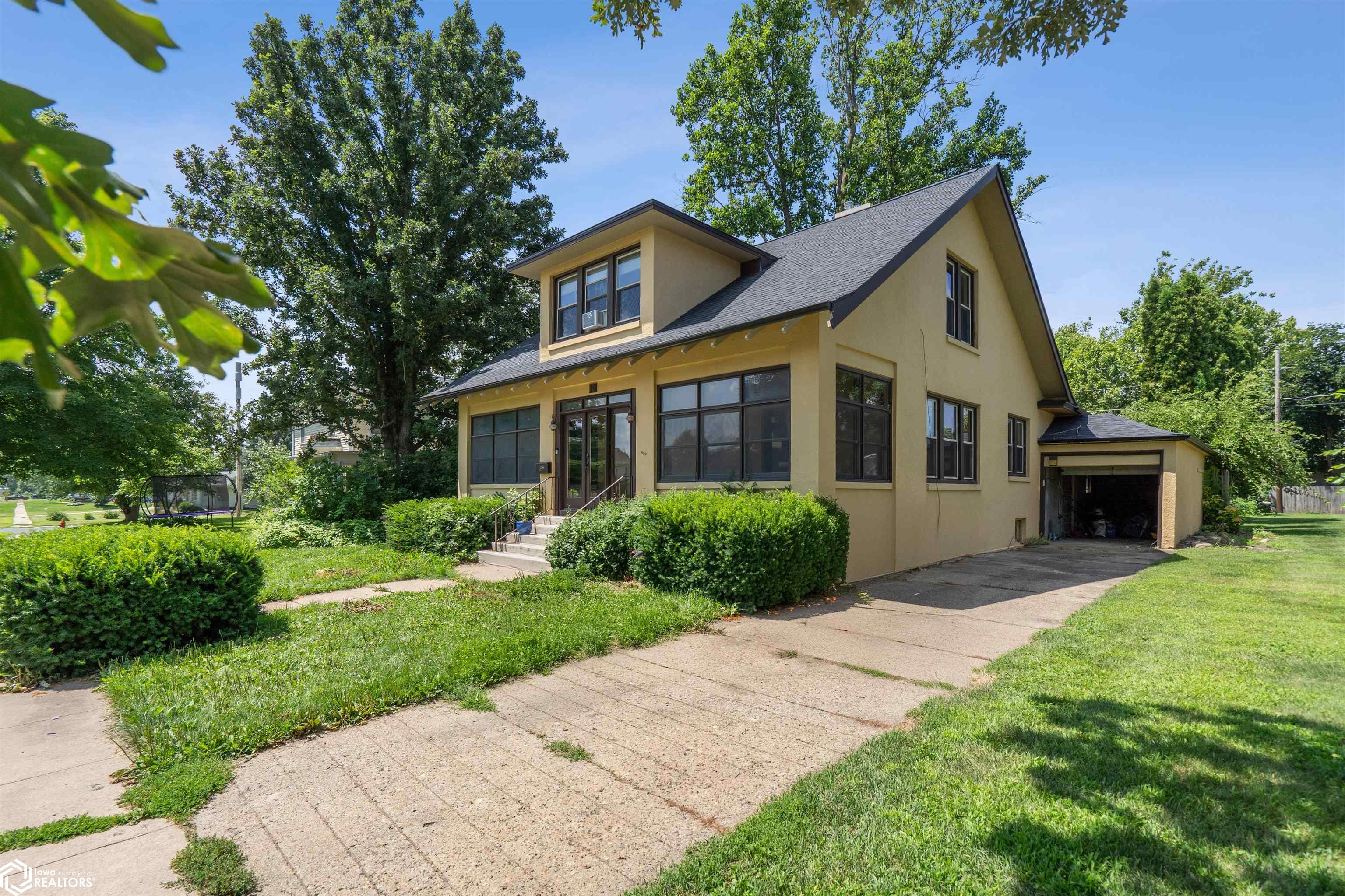 909 Elm Street, Grinnell, Iowa image 2