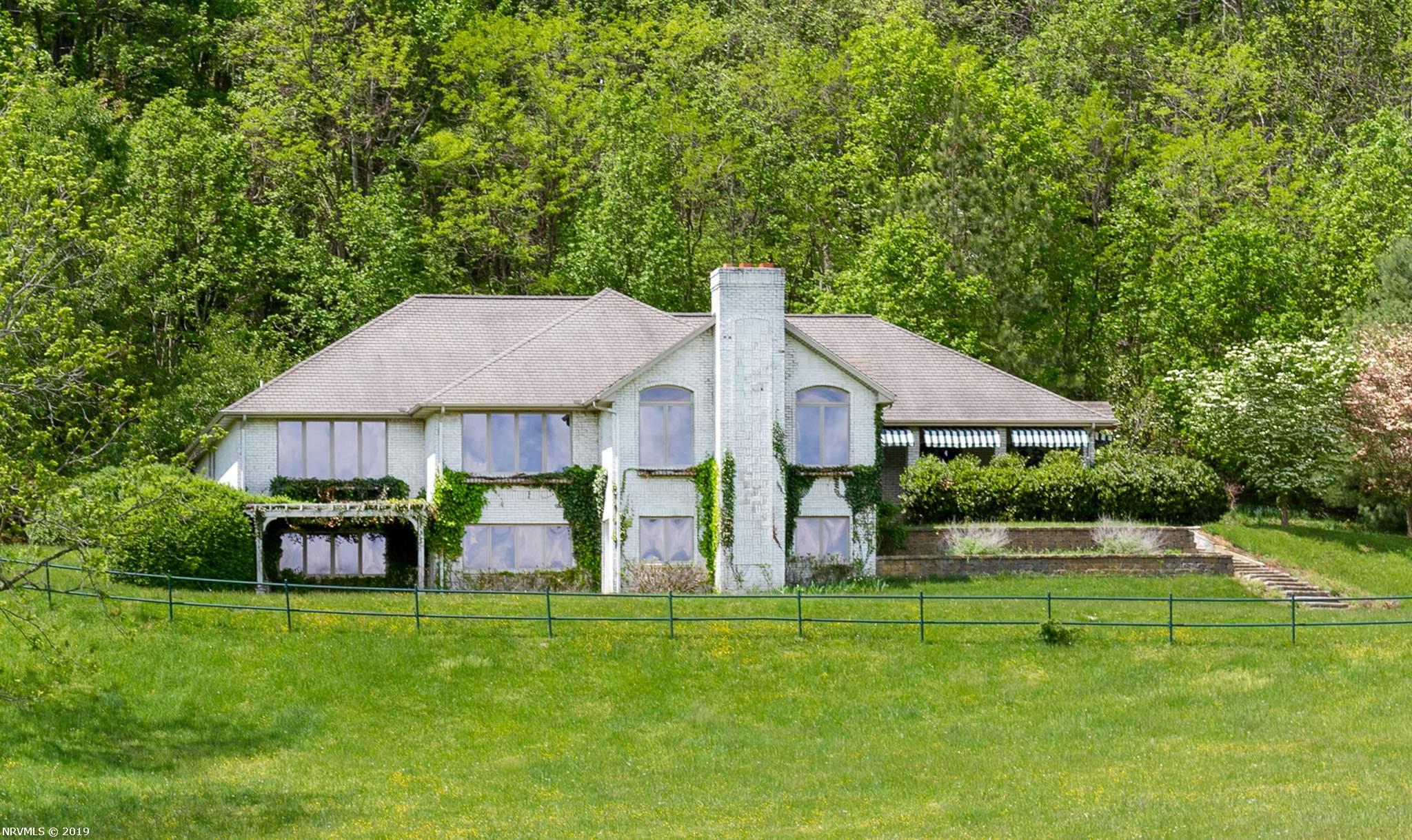 4205 PRESTON FOREST DRIVE, BLACKSBURG, VA 24060 The Louise Baker Team