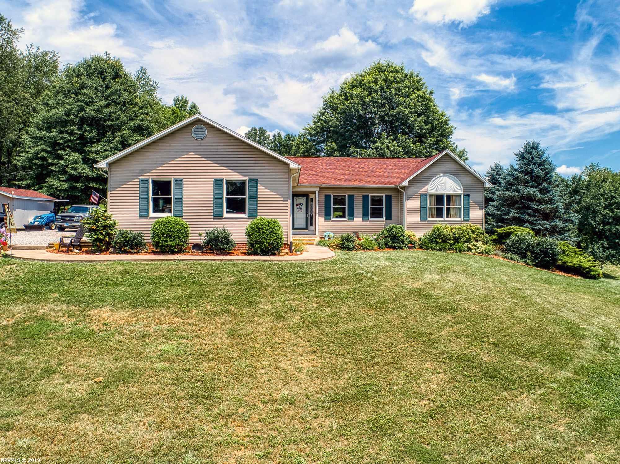 200 HALE STREET, PEARISBURG, VA 24134 The Louise Baker Team New