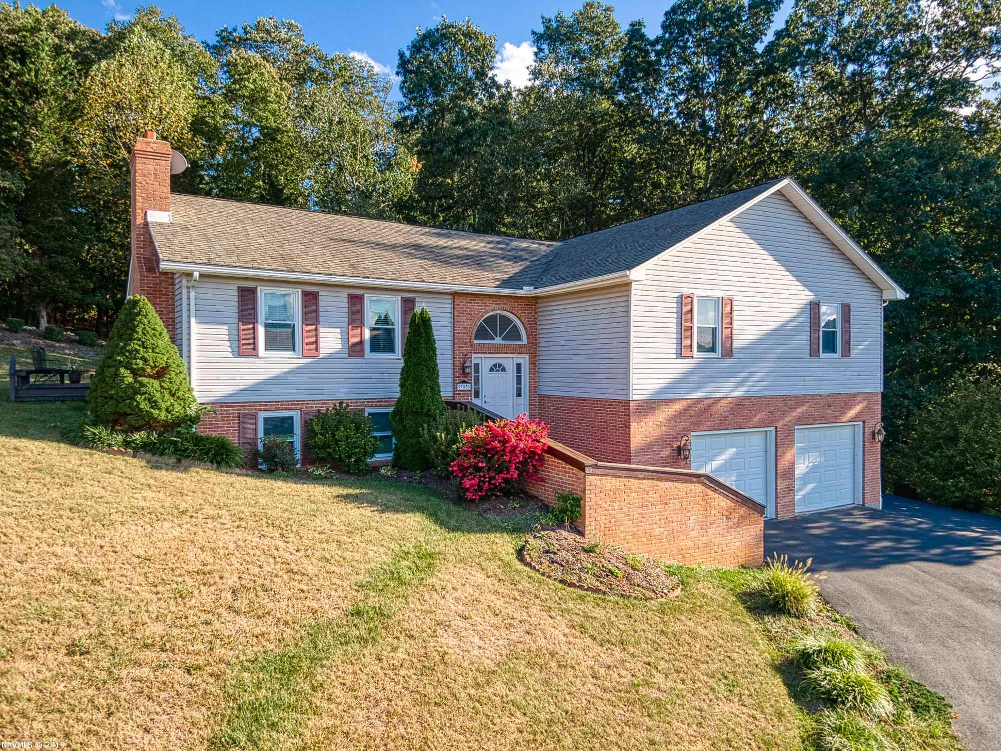 905 CLIFFORD STREET, PEARISBURG, VA 24134 The Louise Baker Team New