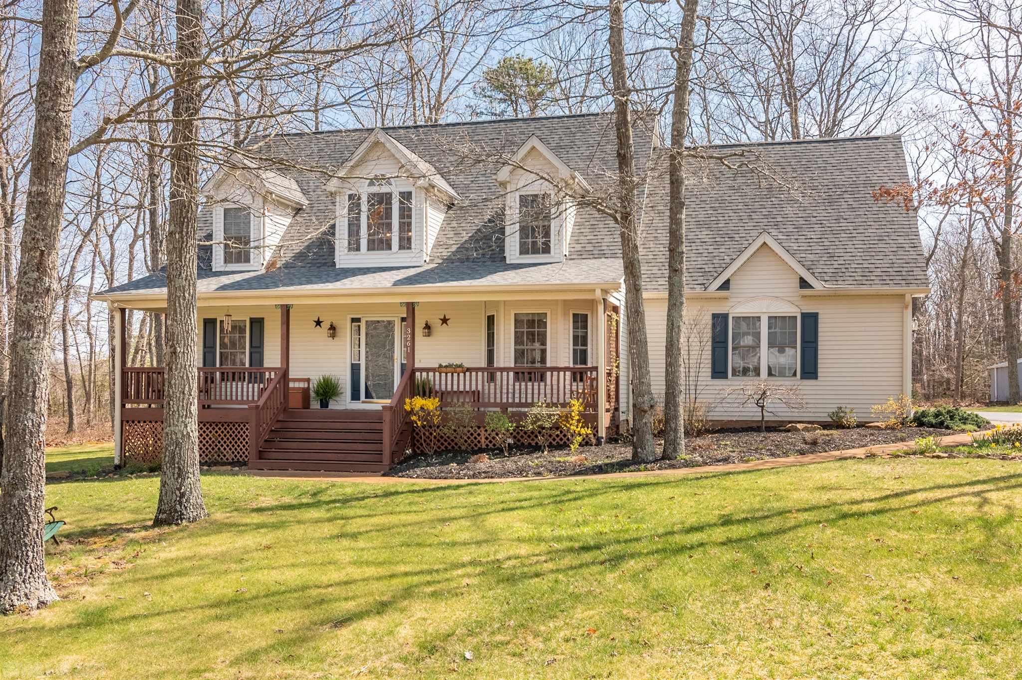 3261 GORDON DRIVE, BLACKSBURG, VA 24060 The Louise Baker Team New