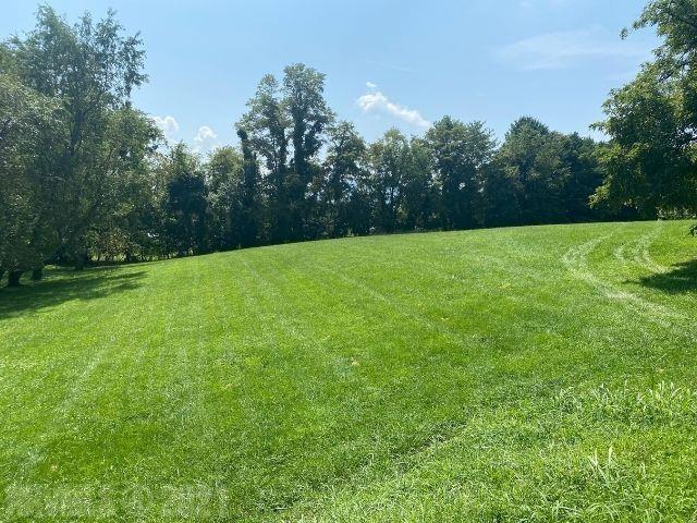 Nice building lot, that is located very close to schools and walking distance to the hospital.  Public water and sewer are available. Great lot to build your dream home.