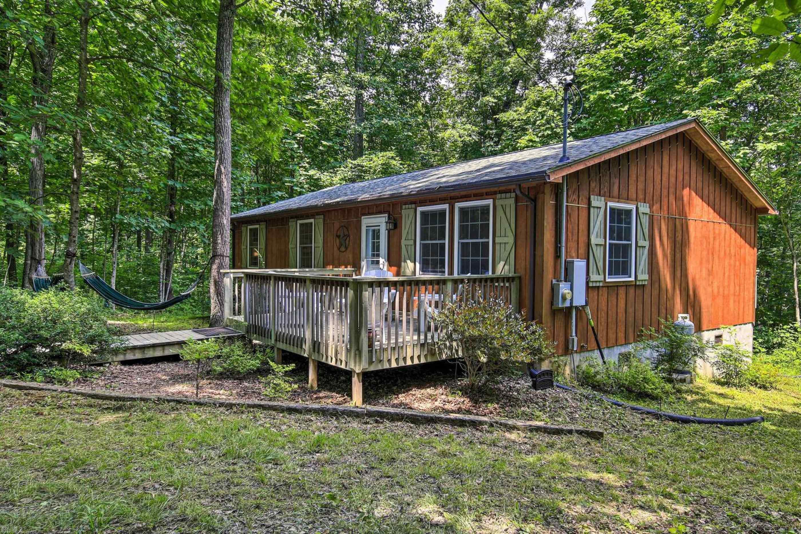 Beautiful mountain retreat located on a dead end road just minutes from the Blue Ridge Parkway.  Enjoy your privacy surrounded by woods and rhododendron with no other dwelling in sight.  The home is move-in-ready and is fully furnished.  Enjoy the morning sunrise on the back deck and use the fire pit to roast marsh mellows in the evening in the company of the Love Bears!