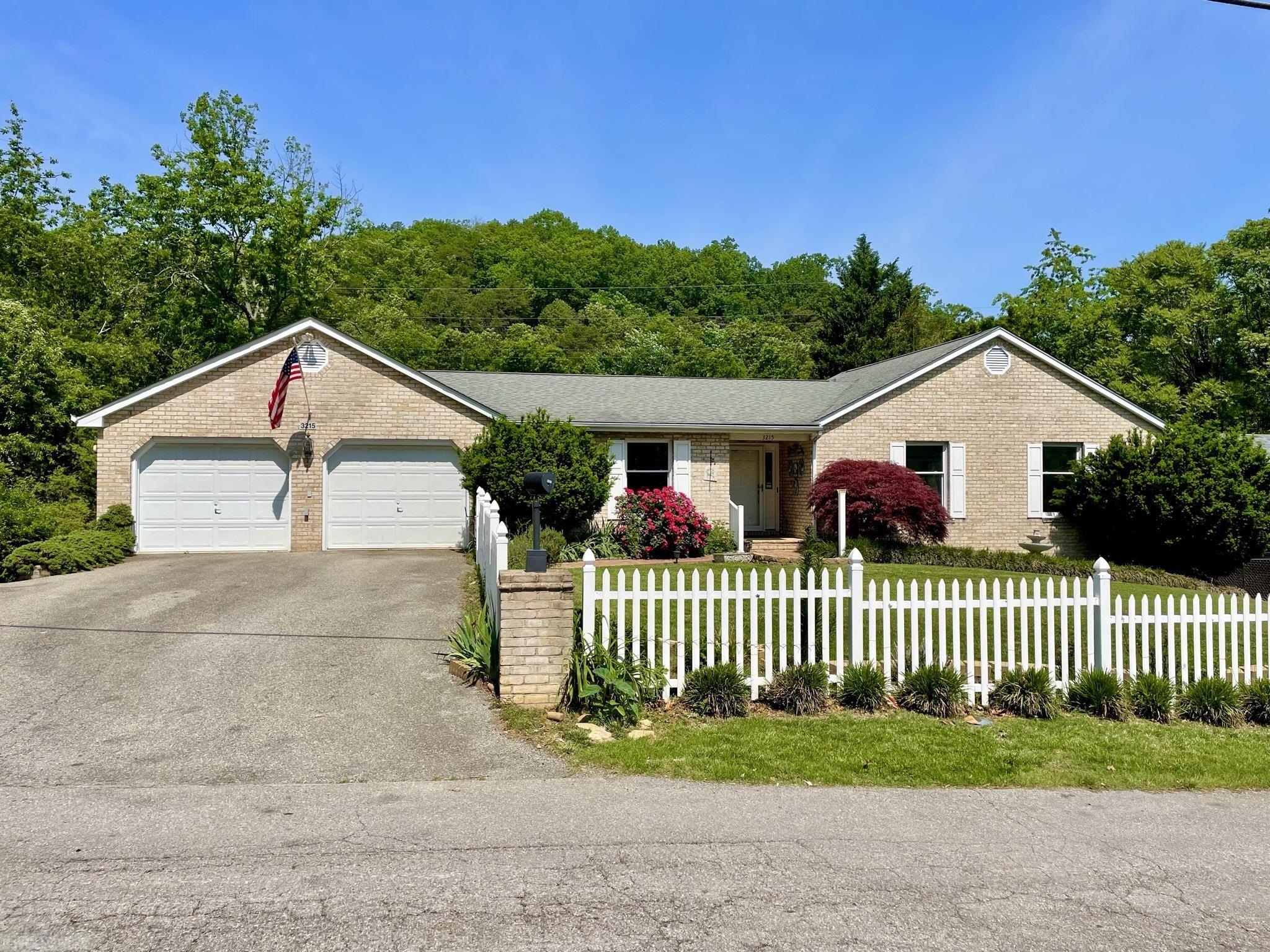 3215 SNEAD Road, Roanoke, VA 24014