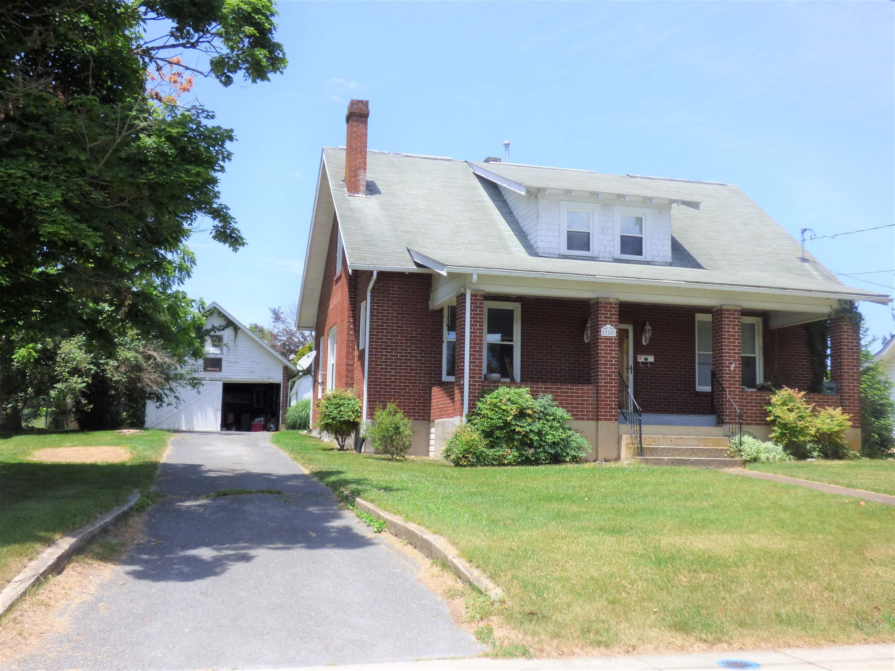 This home is in the heart of downtown Wytheville with-in walking distance to downtown, schools, parks, restaurants, ect. This 4-bedroom, 2 Bath Cape Code home has 10 ft ceilings, hardwood floors, new windows, new gas furnace, office with Oak built-ins, screened in back porch and fenced backyard.