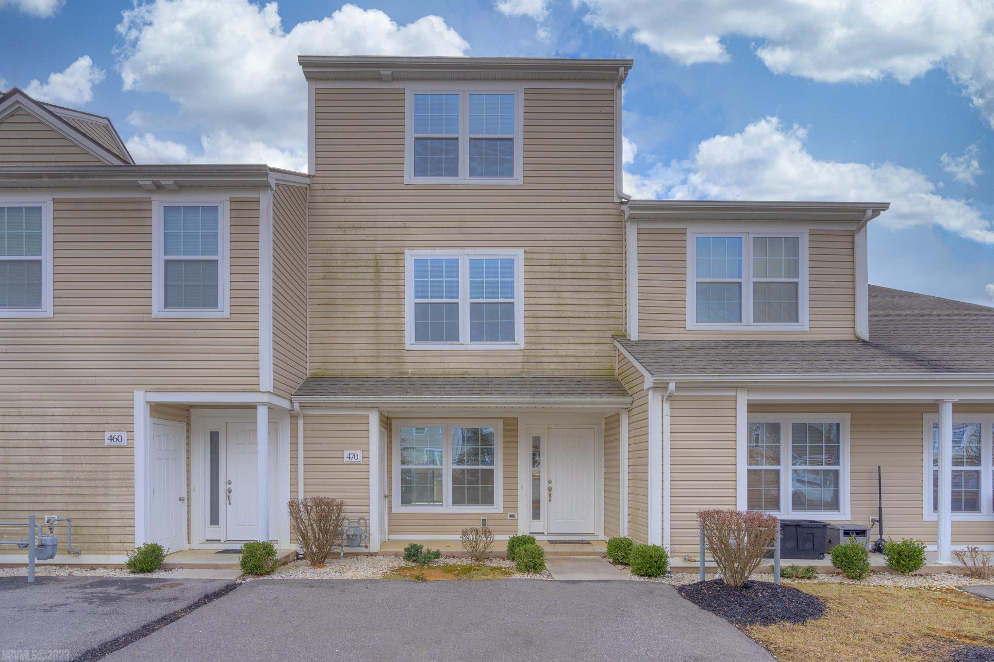 Oak Tree Townhome The Bella floorplan (3 stories). Unit features luxury plank flooring throughout, granite countertops, and more! Spacious 3 bed, 3.5 bath, Washer/Dryer included! Convenient to Huckleberry Trail, shopping, dining, and minutes from Virginia Tech Campus!