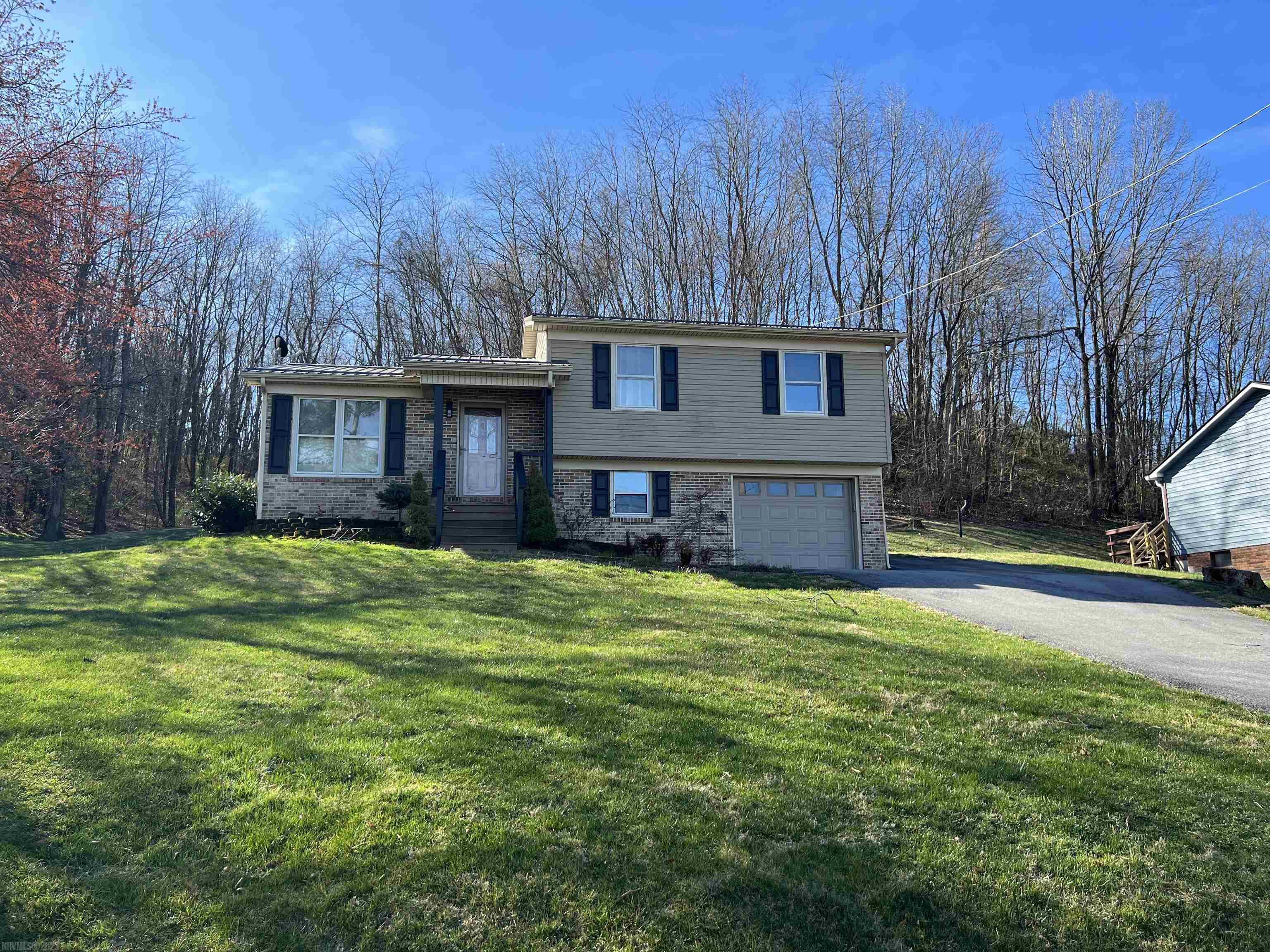 Beautiful 3 Bedroom 1.5 Bath TriLevel Home, Close to the Interstate. This Home sits in a Great Neighborhood and is Move In Ready.. This Home has a Great Yard, with a Nice Private Back Deck that is partially Covered. This Home Has a Heat Pump and a Paved Driveway with a 1 Car Garage. Come Check out this Home Before its Gone..