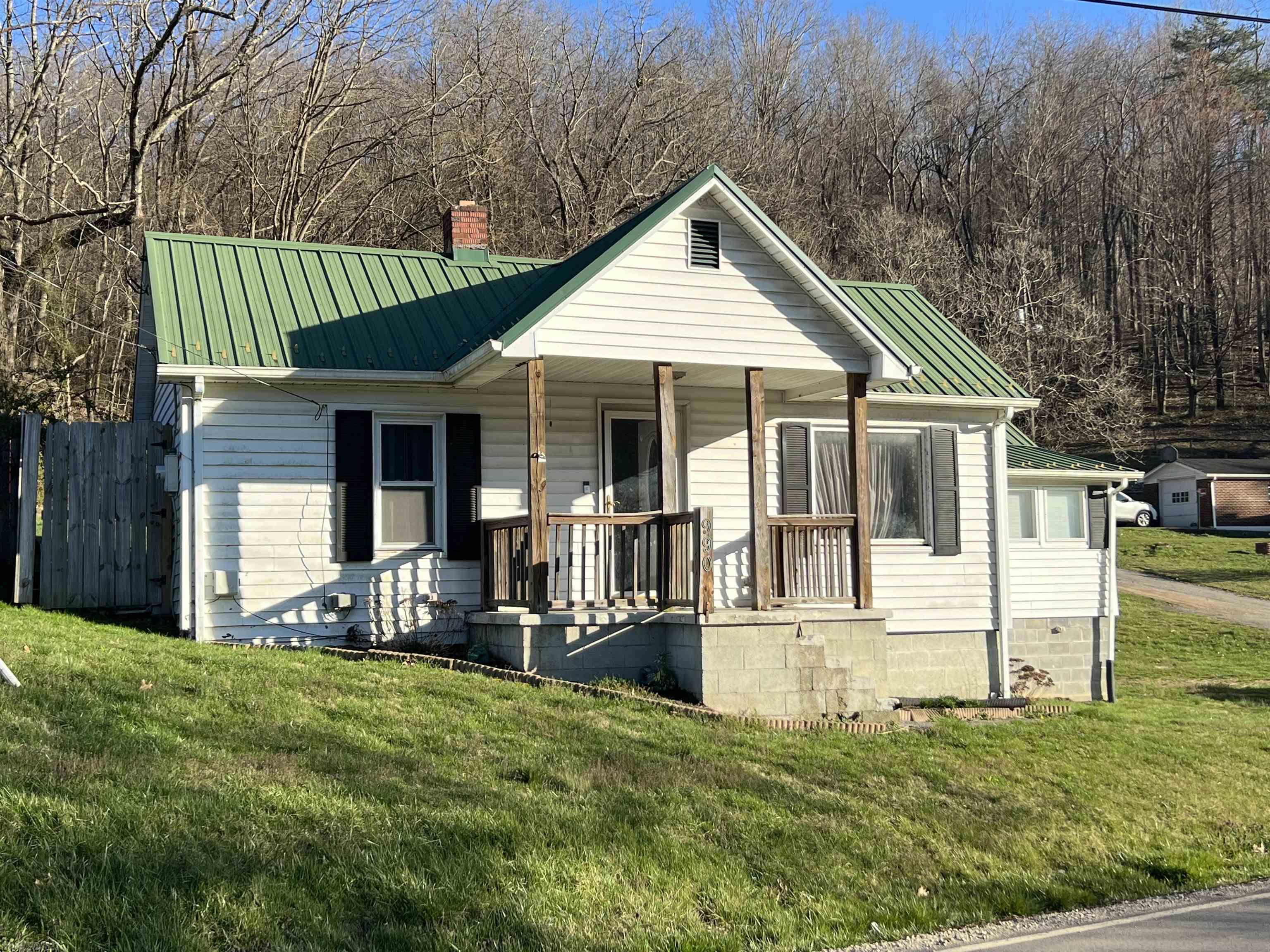 Come see this beautiful one level home in Narrows. This well maintained home has a gorgeous interior and nice private patio. An excellent single family home that is move in ready and perfect for an investment.