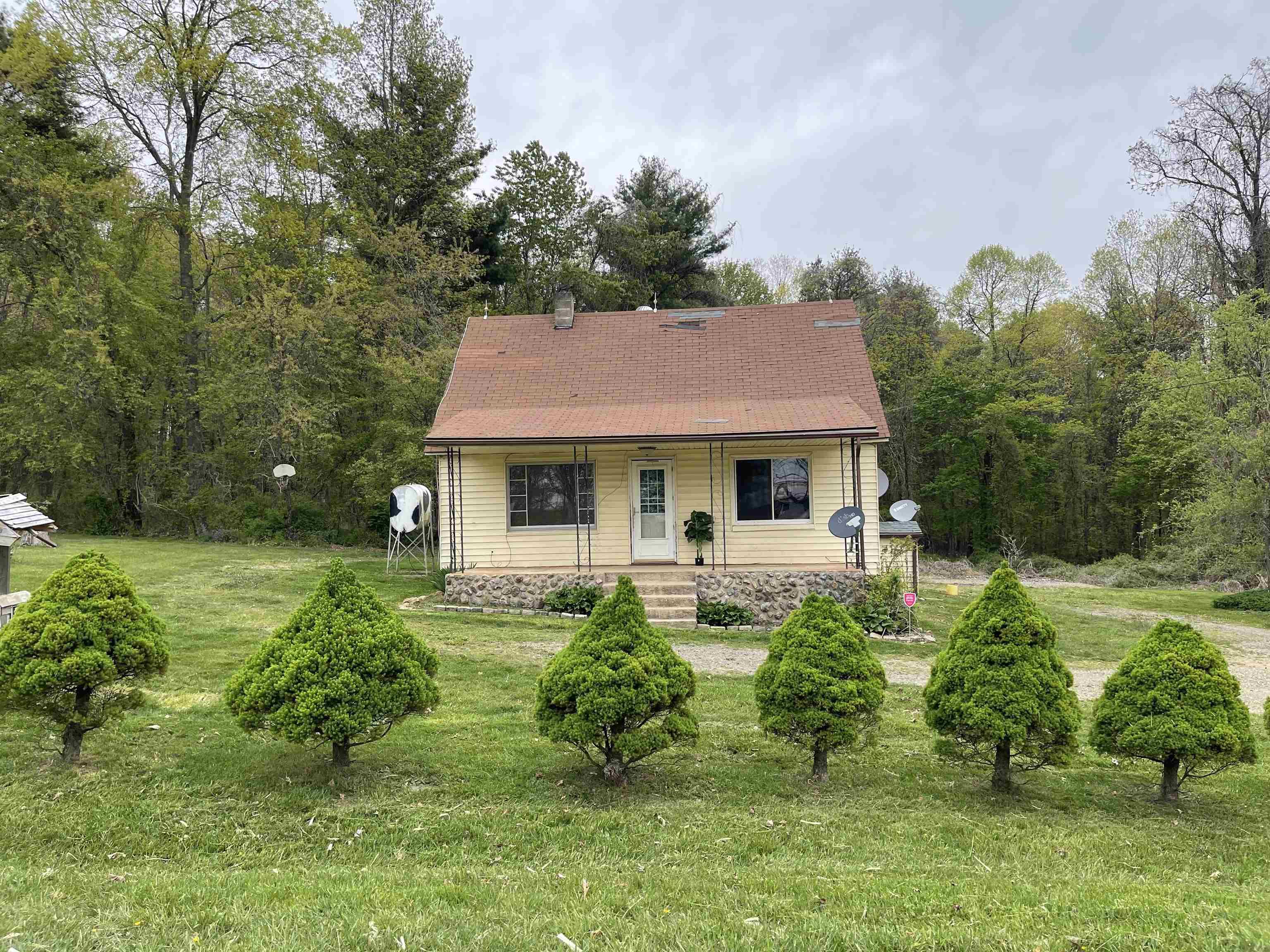 Cute two bedroom, 1 bath cottage style home on 1/4 acre. Some updates include fresh paint, updated heating system and updated bathroom. Many upgrades left to make this home your own. Great starter home. Perfect if you're looking to downsize. Convenient to interstate 77, Hillsville, Galax and Wytheville. Start collecting your own eggs by utilizing the chicken coop already built for you. Heated with a new monitor heater, internet to be determined by buyer/buyer's agent. New tile in bathroom unfinished. Tile to finish already purchased.
