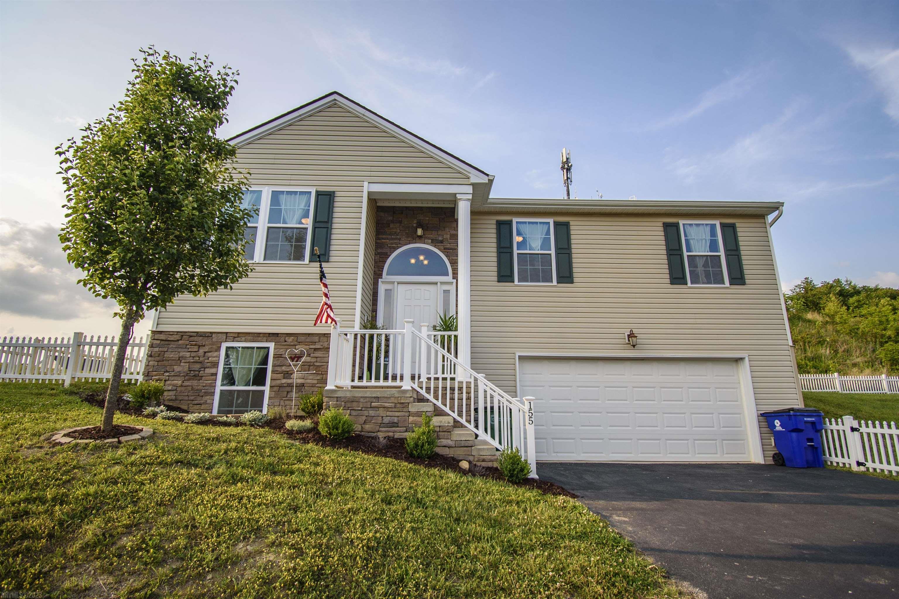 3 bed, 2 bath Split Foyer w/ hardwood & granite countertops. Equipped with an open floor plan, large 2 car garage, wooden deck and a fenced in yard perfect for entertaining or a place to let your dogs out.  On one of the biggest lots in the ever sought after Robin Hood Subdivision, you do not want to miss seeing this house!  Call today before this home is gone!