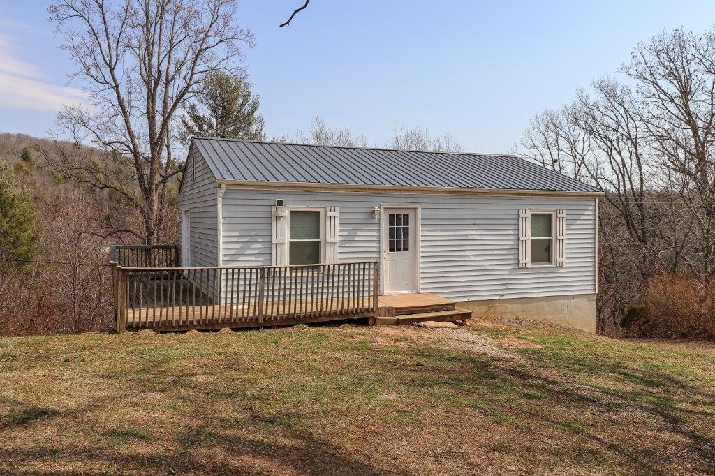 Check out this charming 2 bedroom, 1 bath home on 1 acre in Riner VA! This home features over 800 finished sq. ft. and a full basement. Basement wall was just replaced/repaired April '24. Convenient location with easy commute to Floyd, Christiansburg, Blacksburg, Radford and I-81. Great for a starter home, rental or investment property!