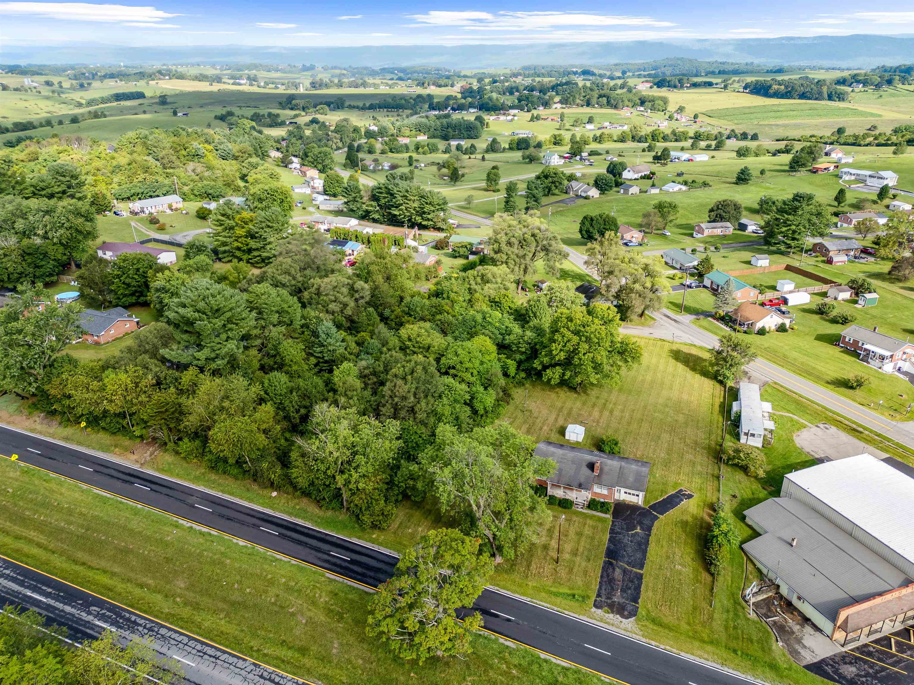 Situated in the beautiful Pulaski County, this .85-acre flat lot is the perfect spot for your future home. With its open, level ground, you’ll have plenty of space to create a place that’s all your own. The lot is in a great location, offering easy access to nearby amenities. Don’t miss your chance to claim this prime piece of land—schedule a visit and see the potential for yourself!