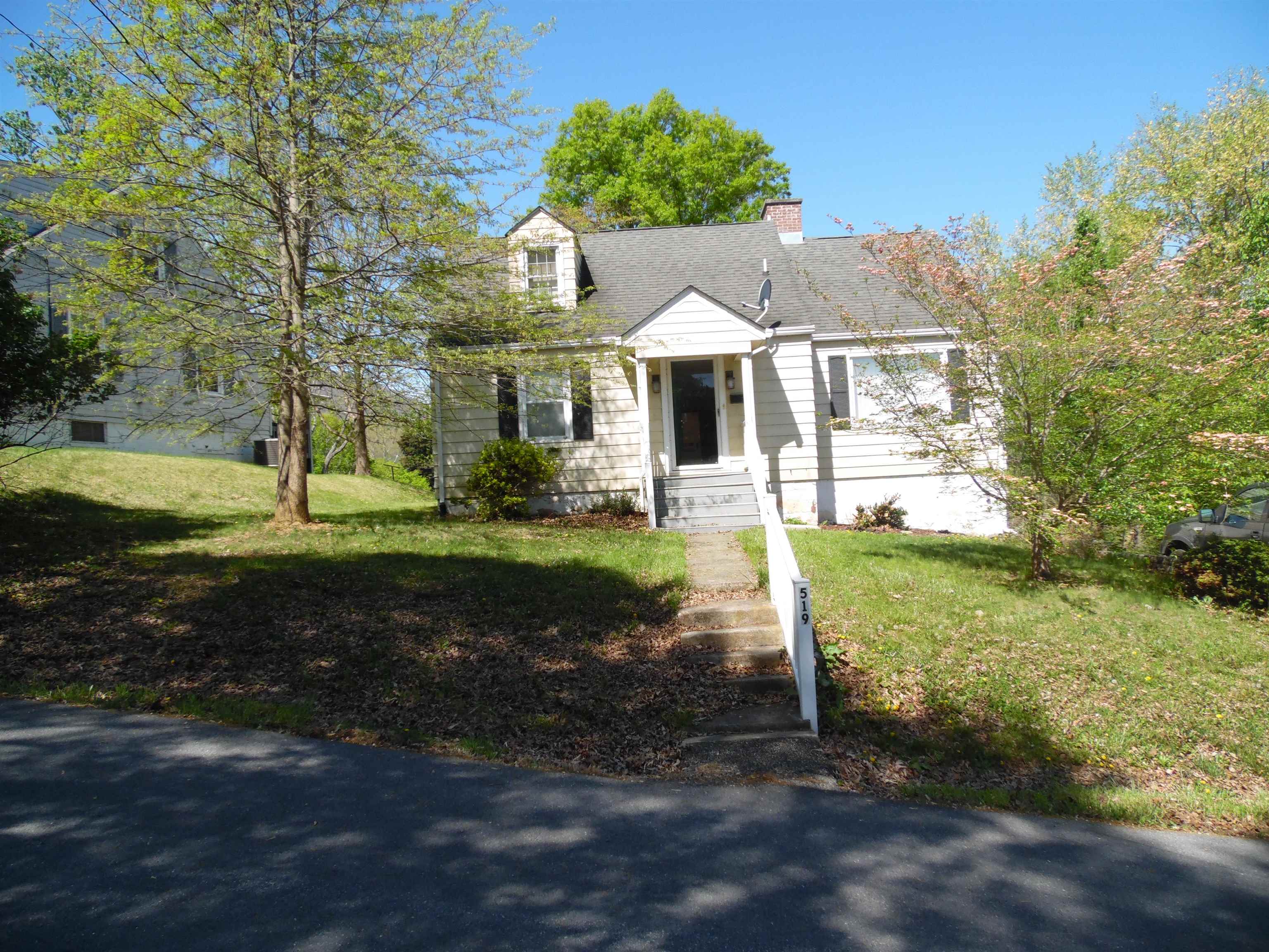 Welcome to 519 Pearis St walk in and look what this home has to offer. Living room ,dining room, kitchen, four bedroom and a family room with vaulted ceiling and fireplace plus a full basement. All appliances plus washer/ dryer convey.