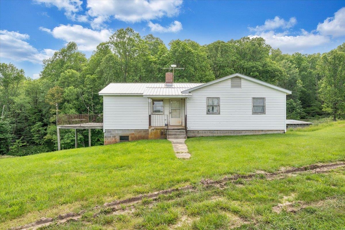 Your country get away has arrived, This beautiful property is on 30 spacious acres on prime land that will take your breathe away! This home also features 3 bedrooms and 2 bathrooms. Sold as-is