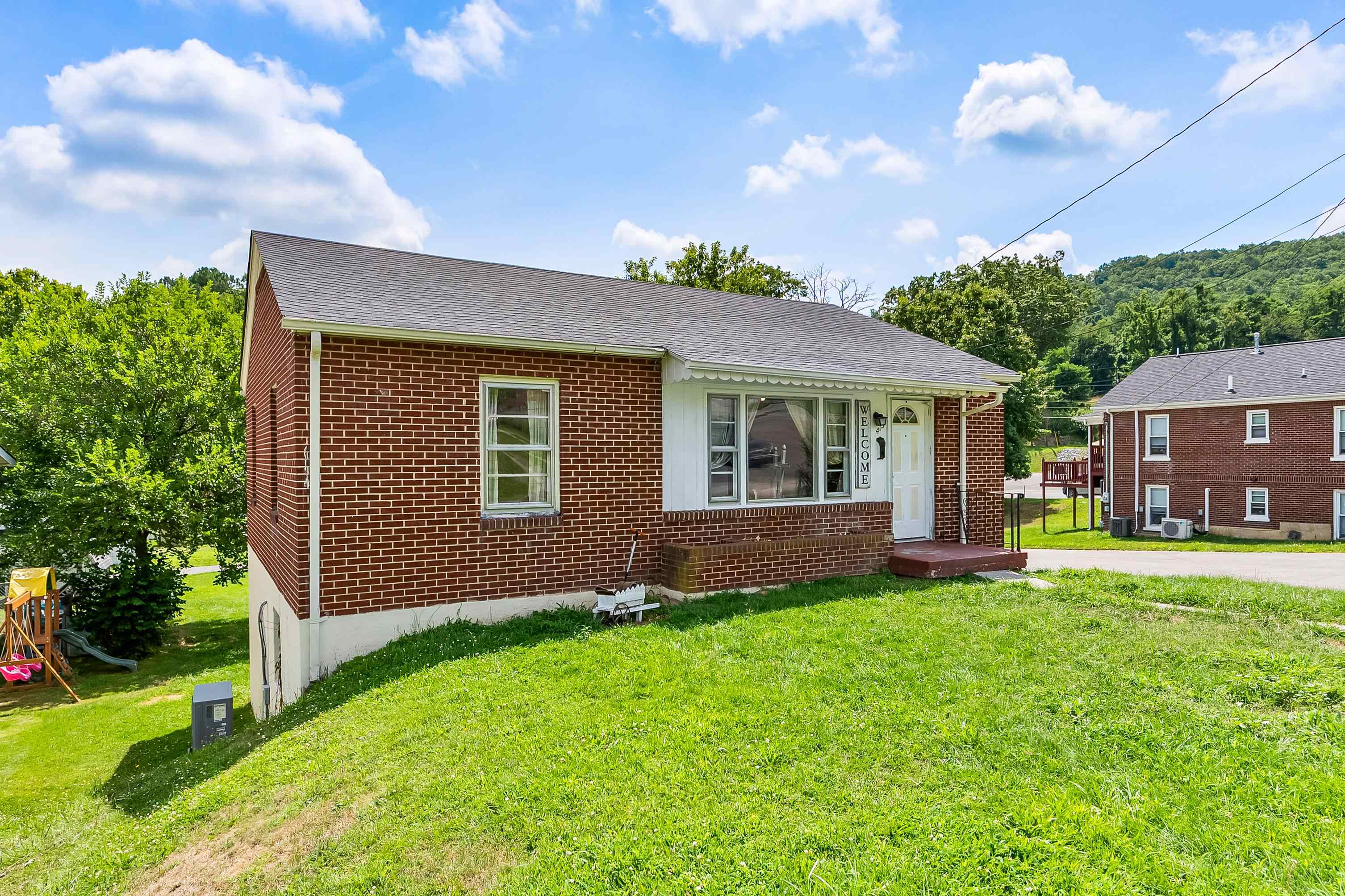 Solid Built Home With A Great Location Right Next To Historic Calfee Park in Downtown Pulaski. BRAND NEW ROOF!!!!! Heat Pump Less Than 3 Years Old. Perfect For a Starter Home or An Investment Property. Affordable, Hardwood Flooring, Large Back Deck. Enjoy all the Summer Festivities That Calfee Park Has To Offer.