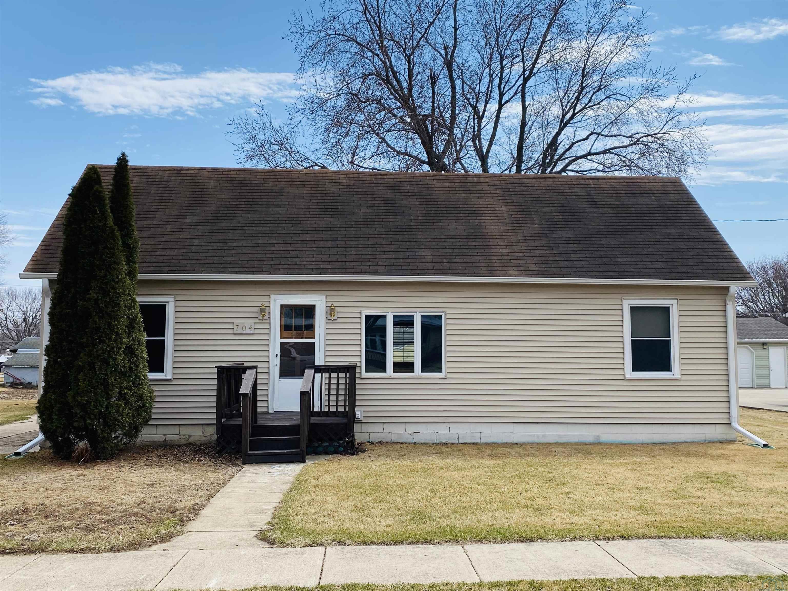 704 8th St, Correctionville, IA 51016