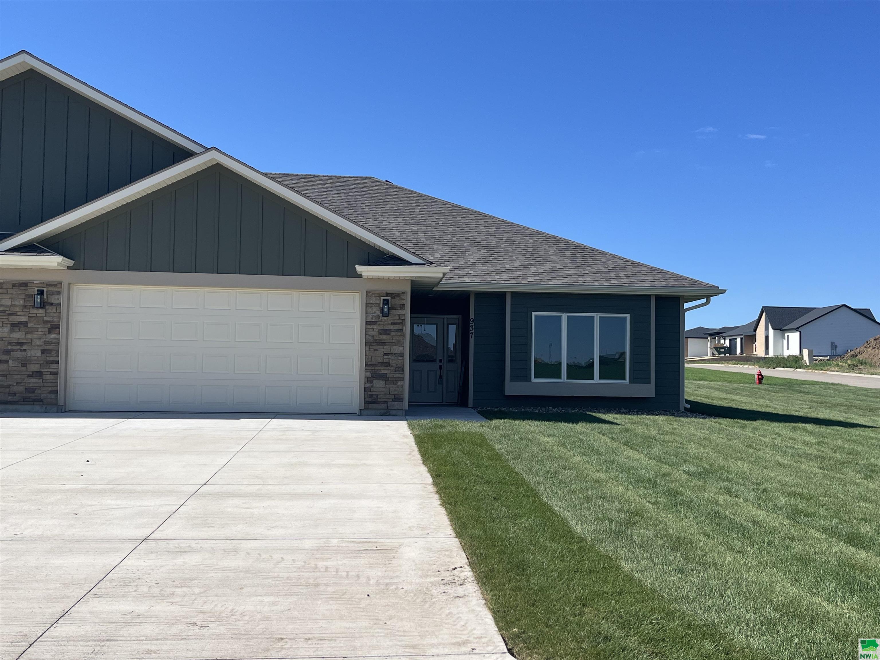 937 11th St. SE, Sioux Center, IA 51250 