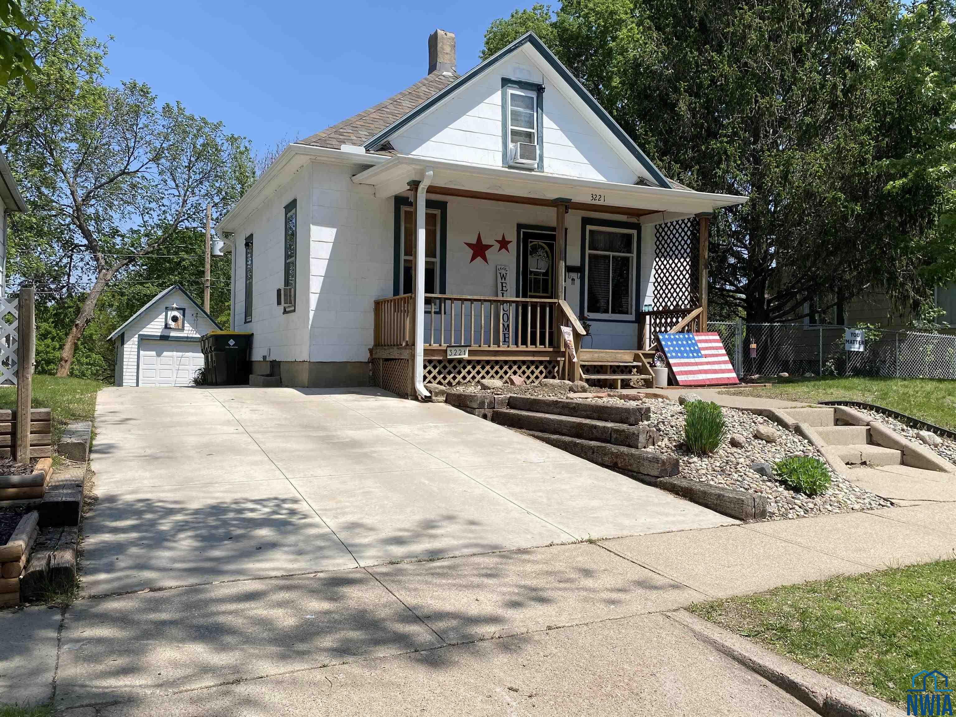 3221 Garretson Avenue, Sioux City, Iowa 51106 