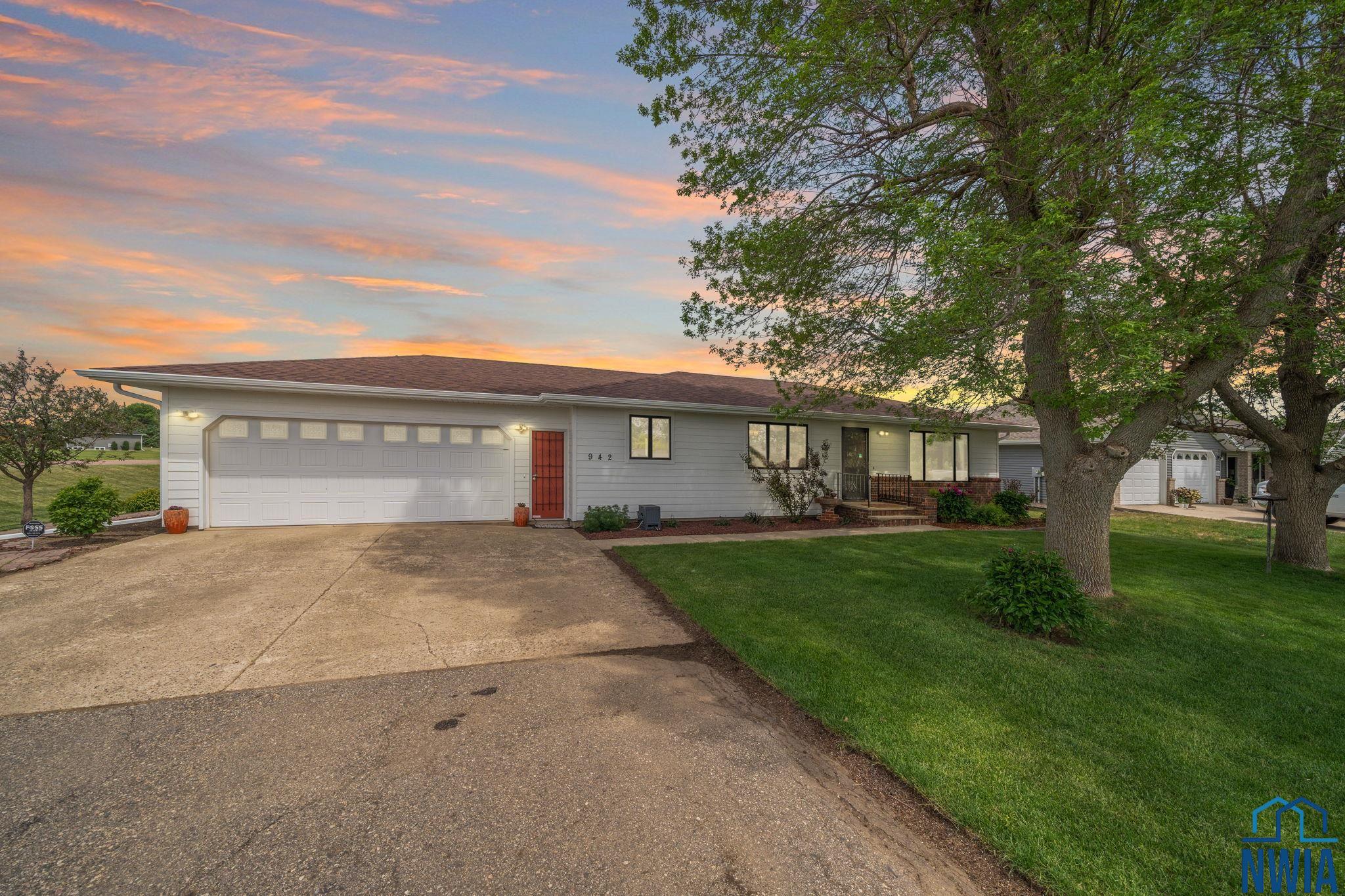 942 Hyland Dr, Larchwood, IA 51241