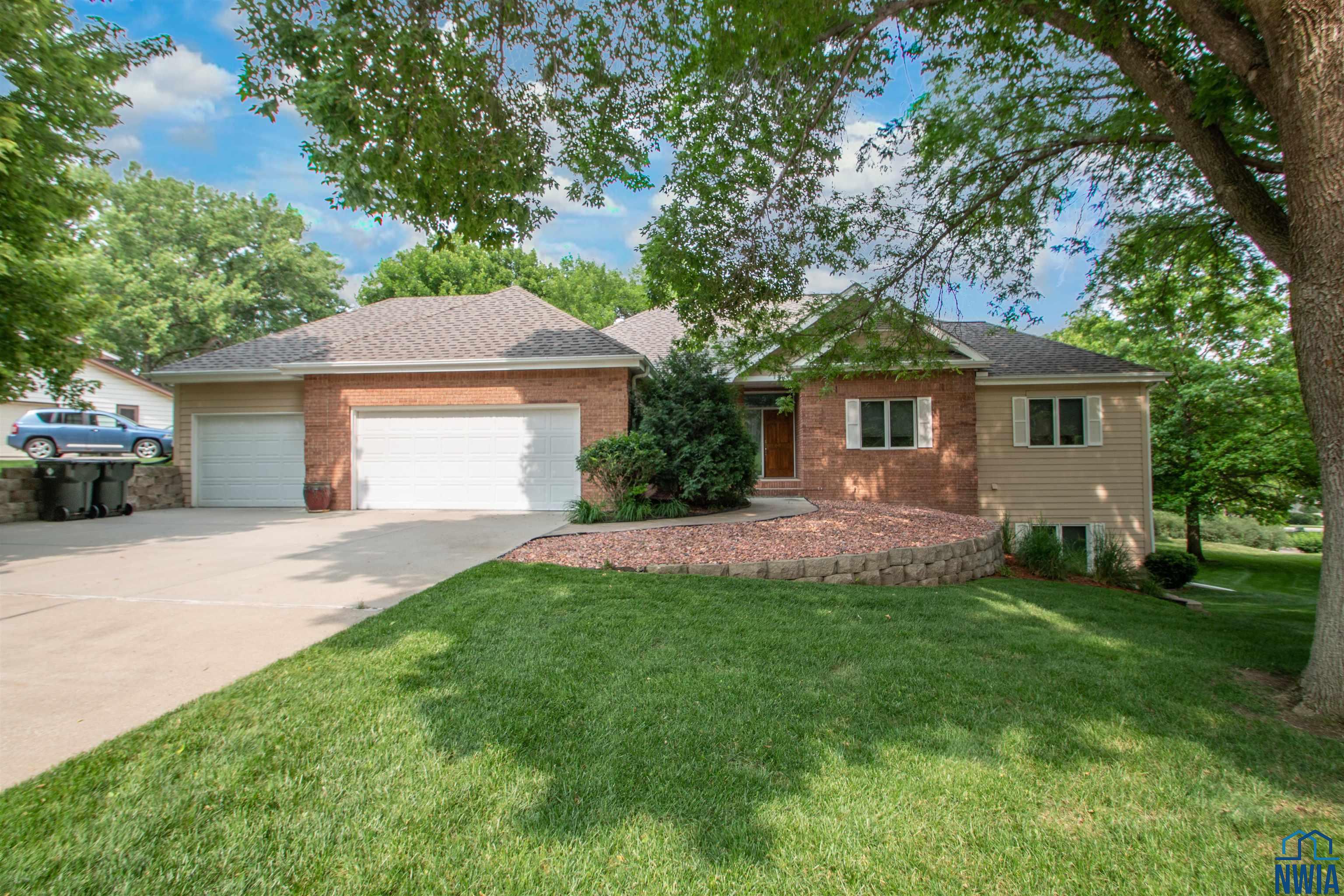 4300 Manor Circle, Sioux City, Iowa 51104- 