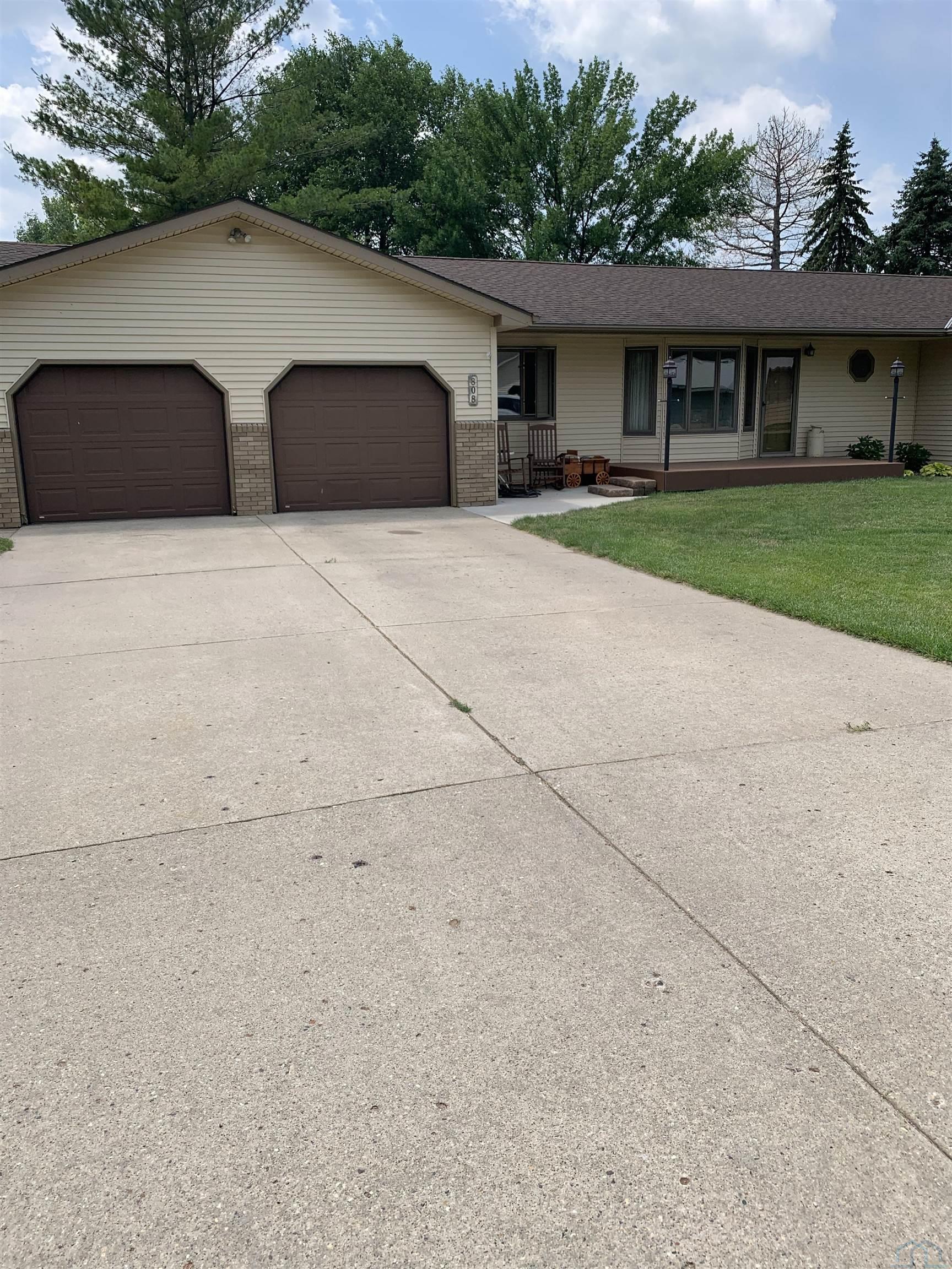 808 E. Clay, Elk Point, SD 57025 