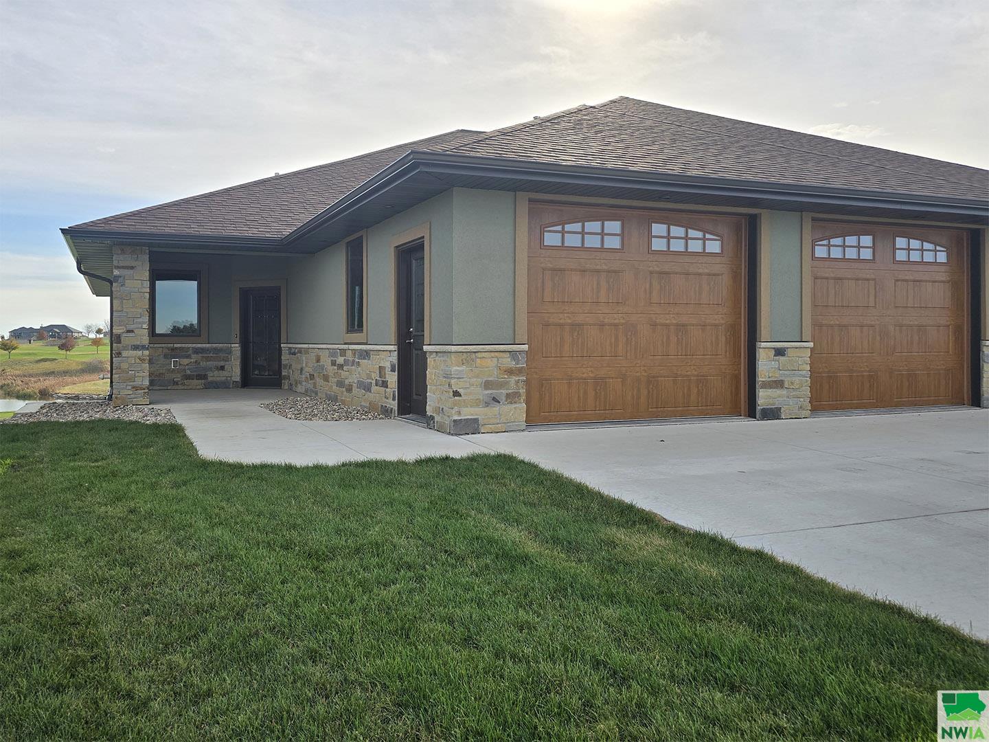 1009 Teres View Drive, Sioux Center, IA 51250 