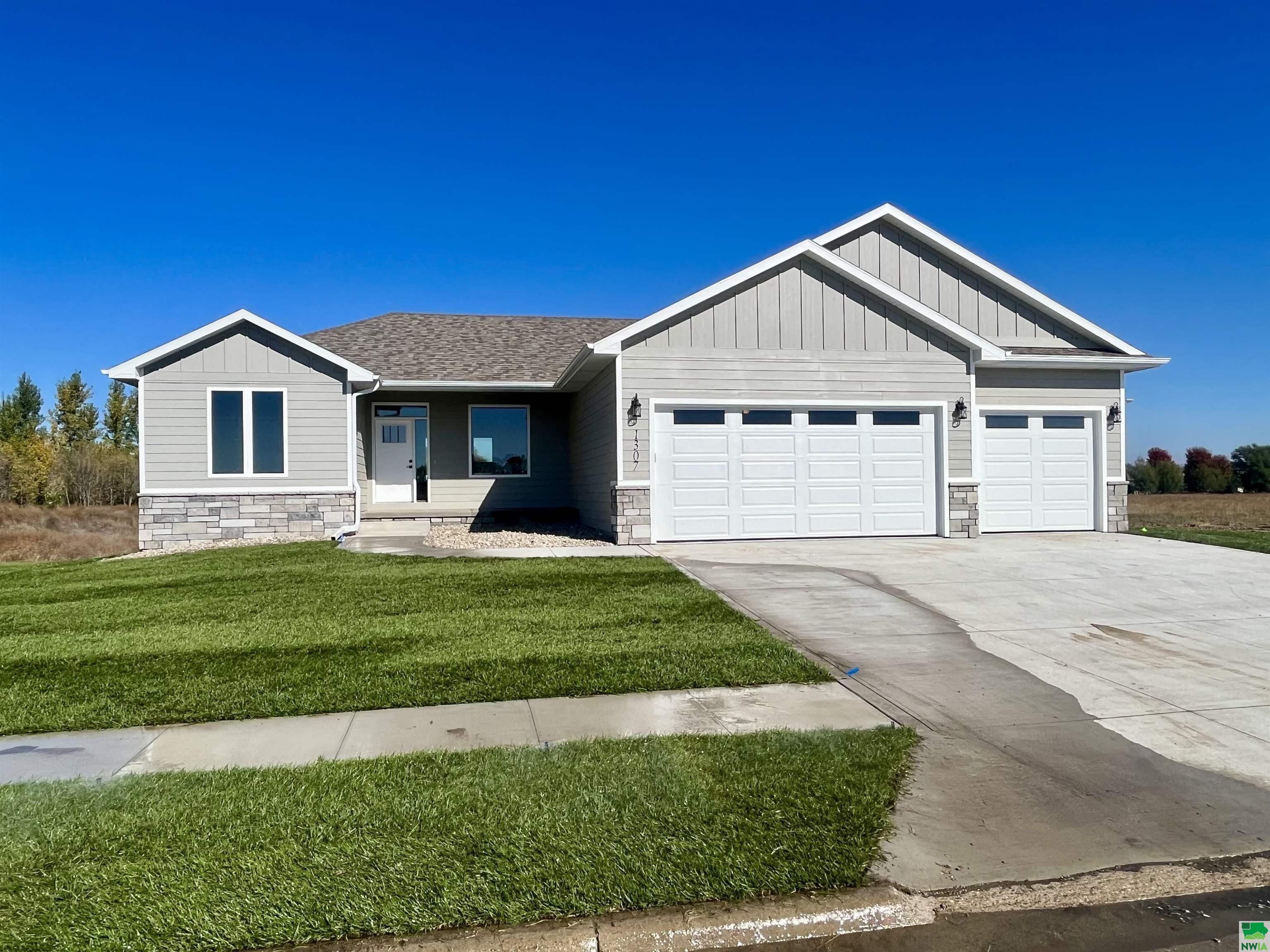 1307 Country Club Drive, Elk Point, SD 57025 