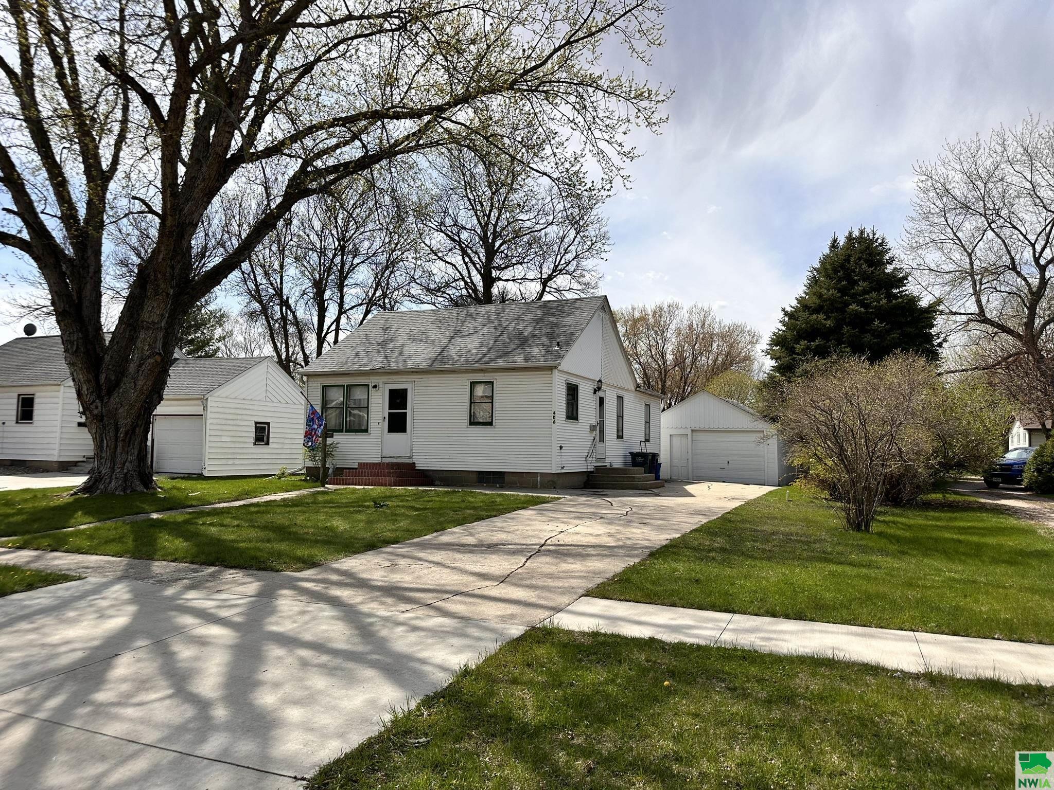406 Deleware Ave SW						  						 , Orange City						 , IA						  51041-1646						  