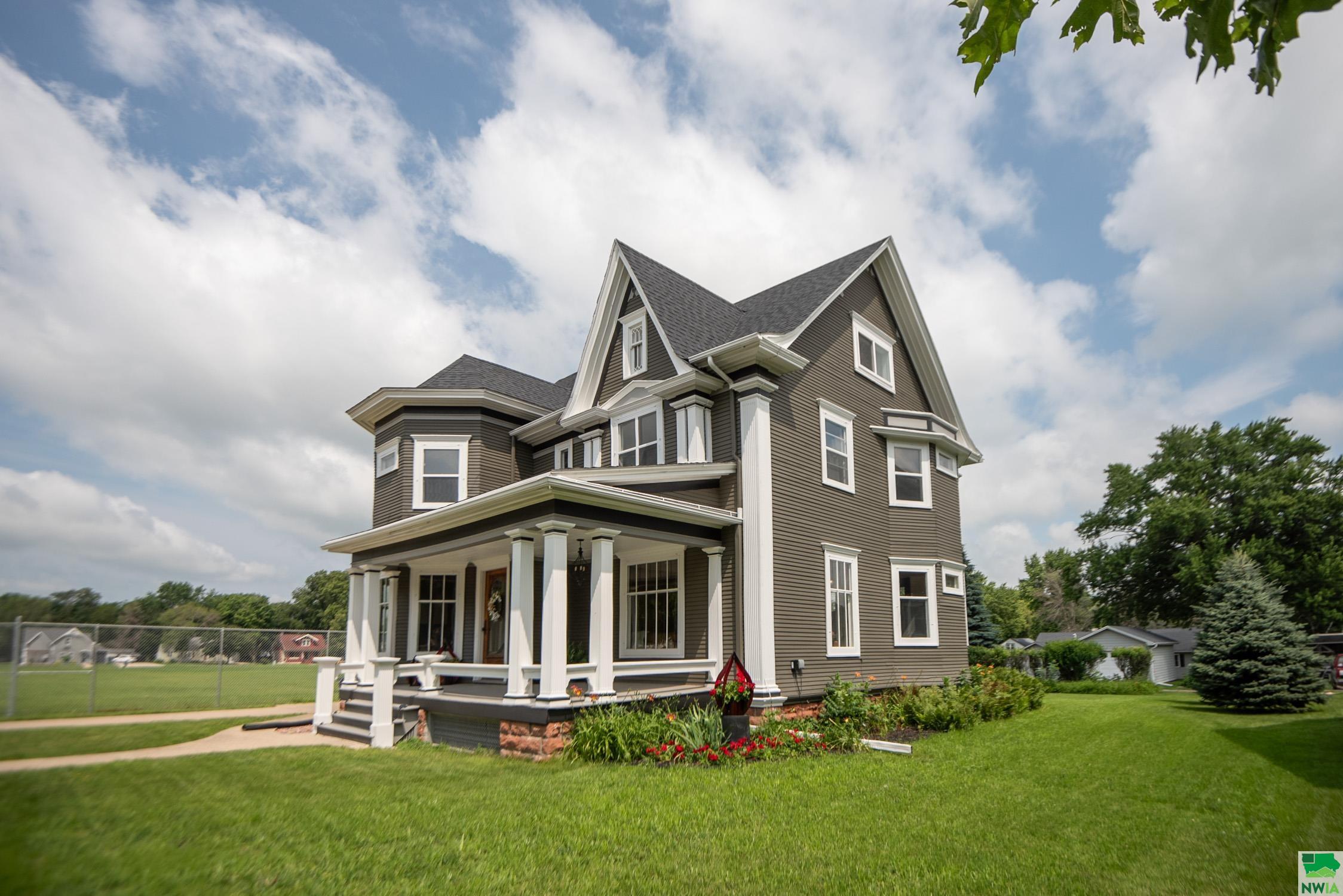 215 2ND ST SW, Orange City, IA 51041 