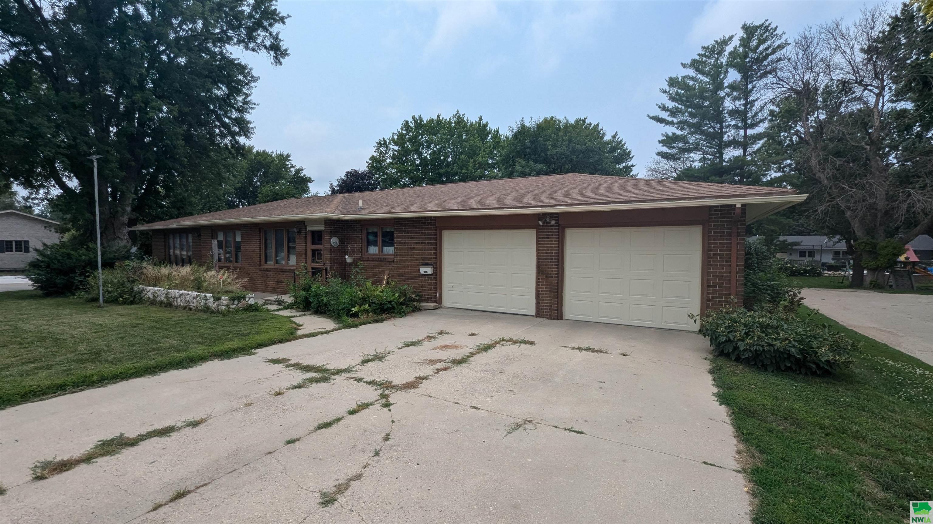 1165 MAIN AVE S, Sioux Center, IA 51250 