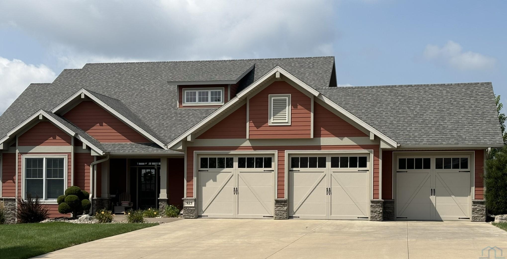 925 Sunrise Trail, Sioux Center, IA 51250 