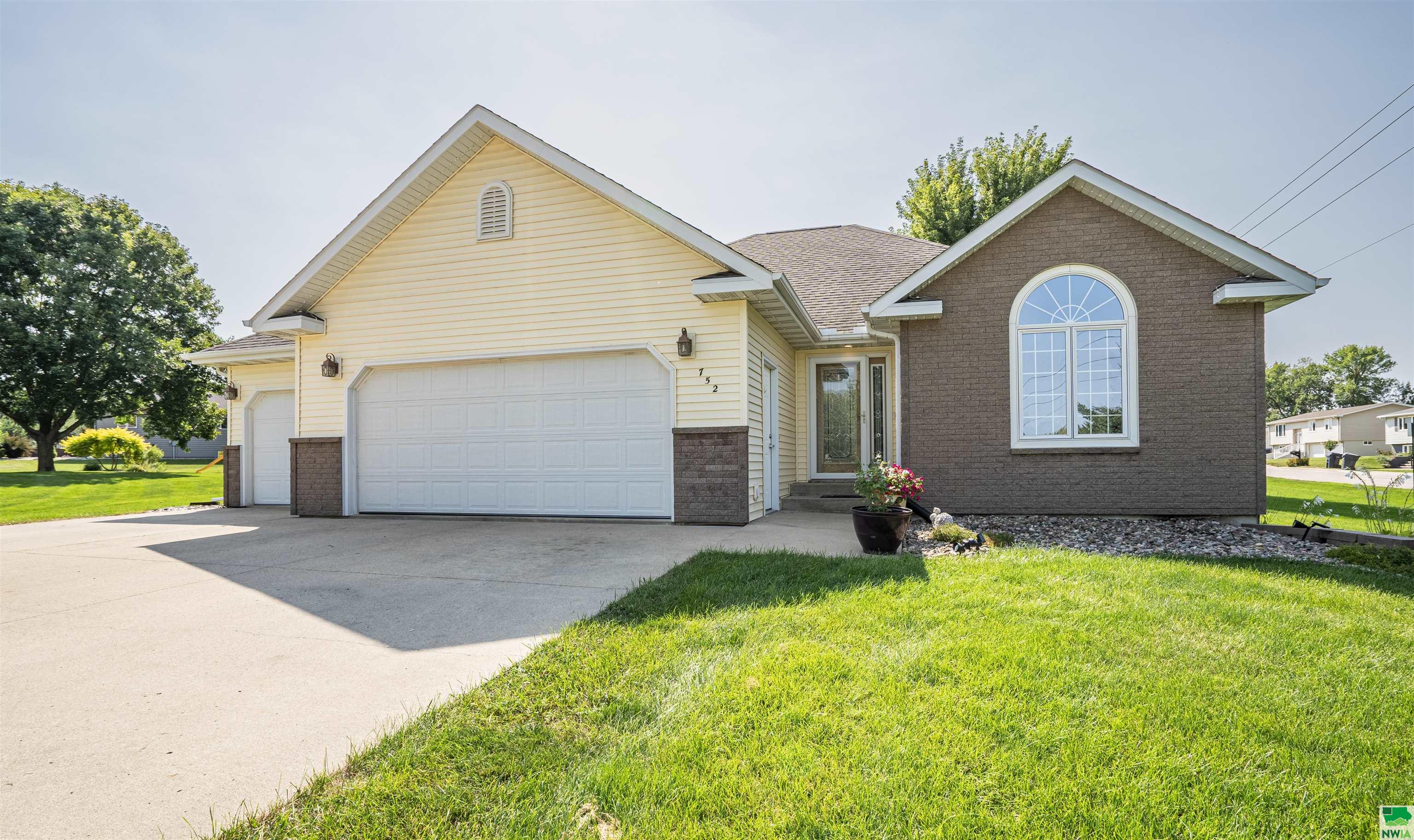 752 Hillcrest Dr, LeMars, IA 51031 