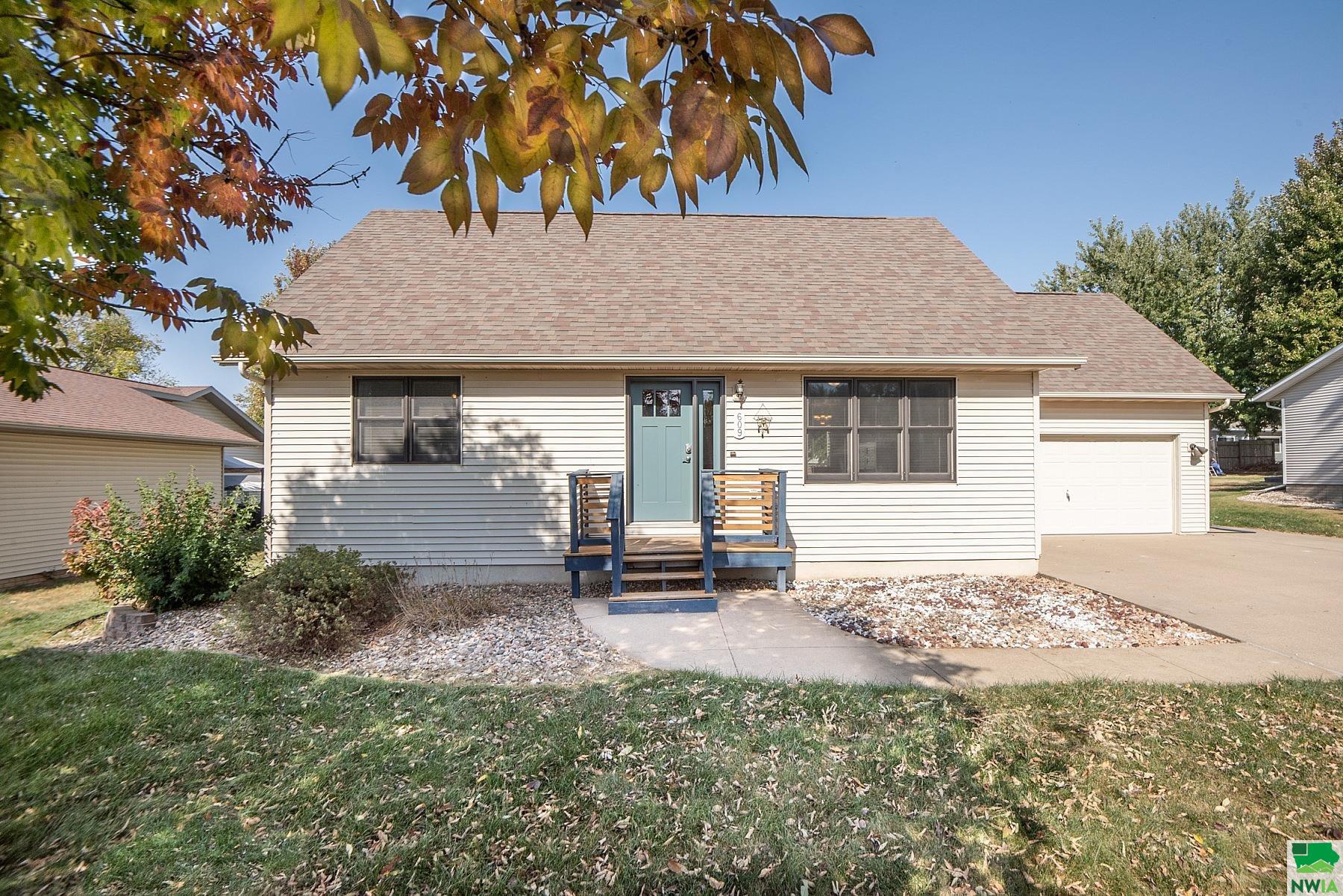 609 9TH ST SE, Orange City, IA 51041 