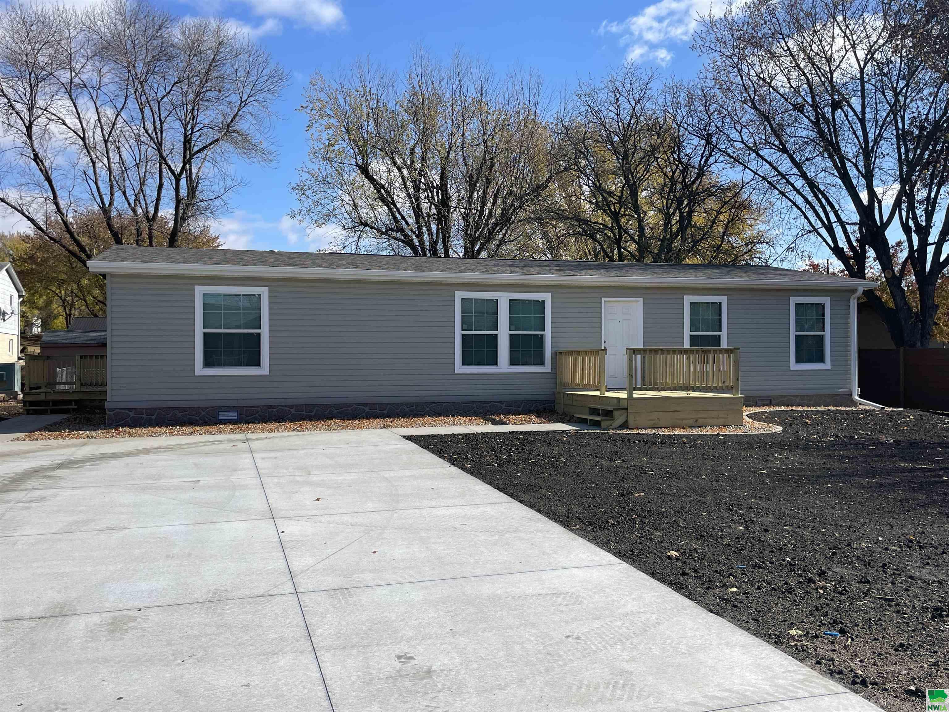 1814 Ave K, Hawarden, IA 51027 