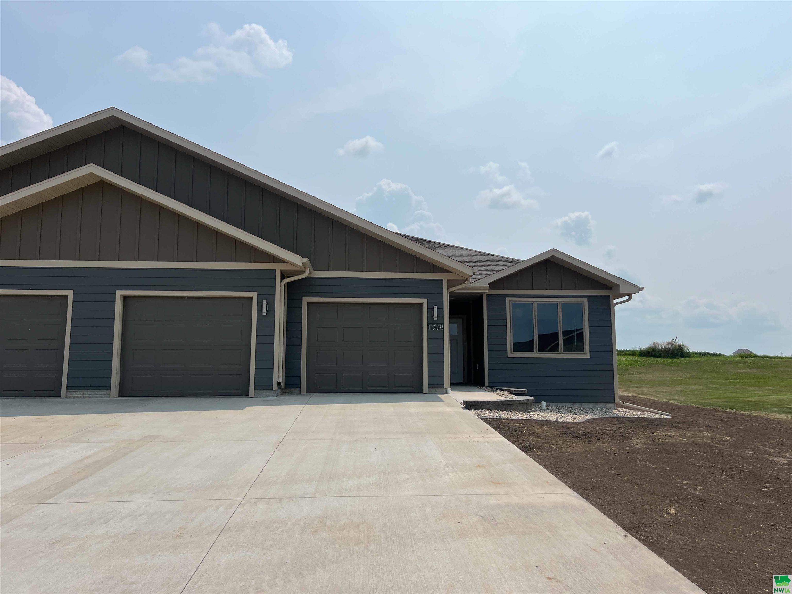 1008 14th St SE, Orange City, IA 51041 