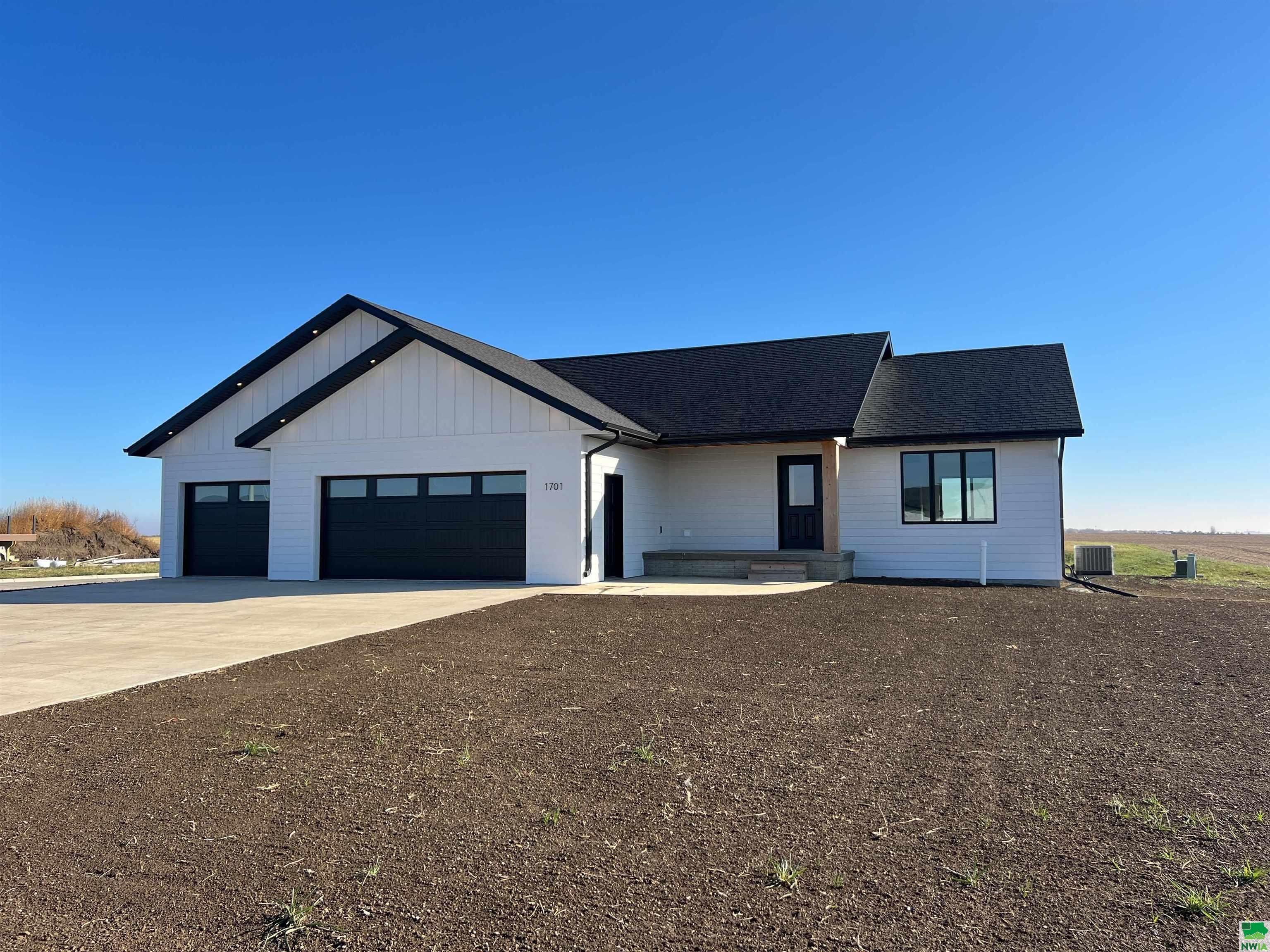 1701 Lincoln Pl SE, Orange City, IA 51041 
