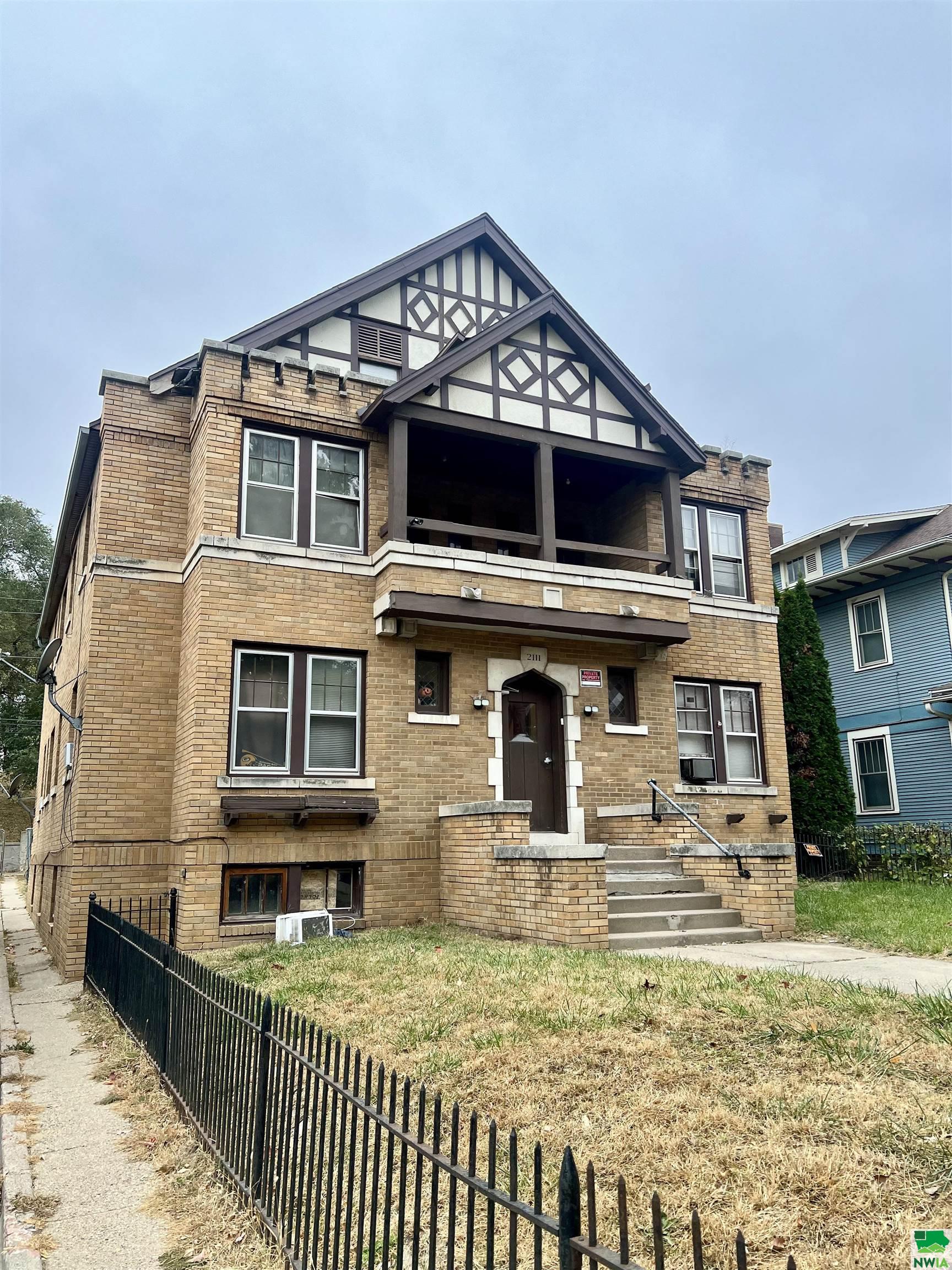 2111 GRANDVIEW BLVD, Sioux City, IA 51104 
