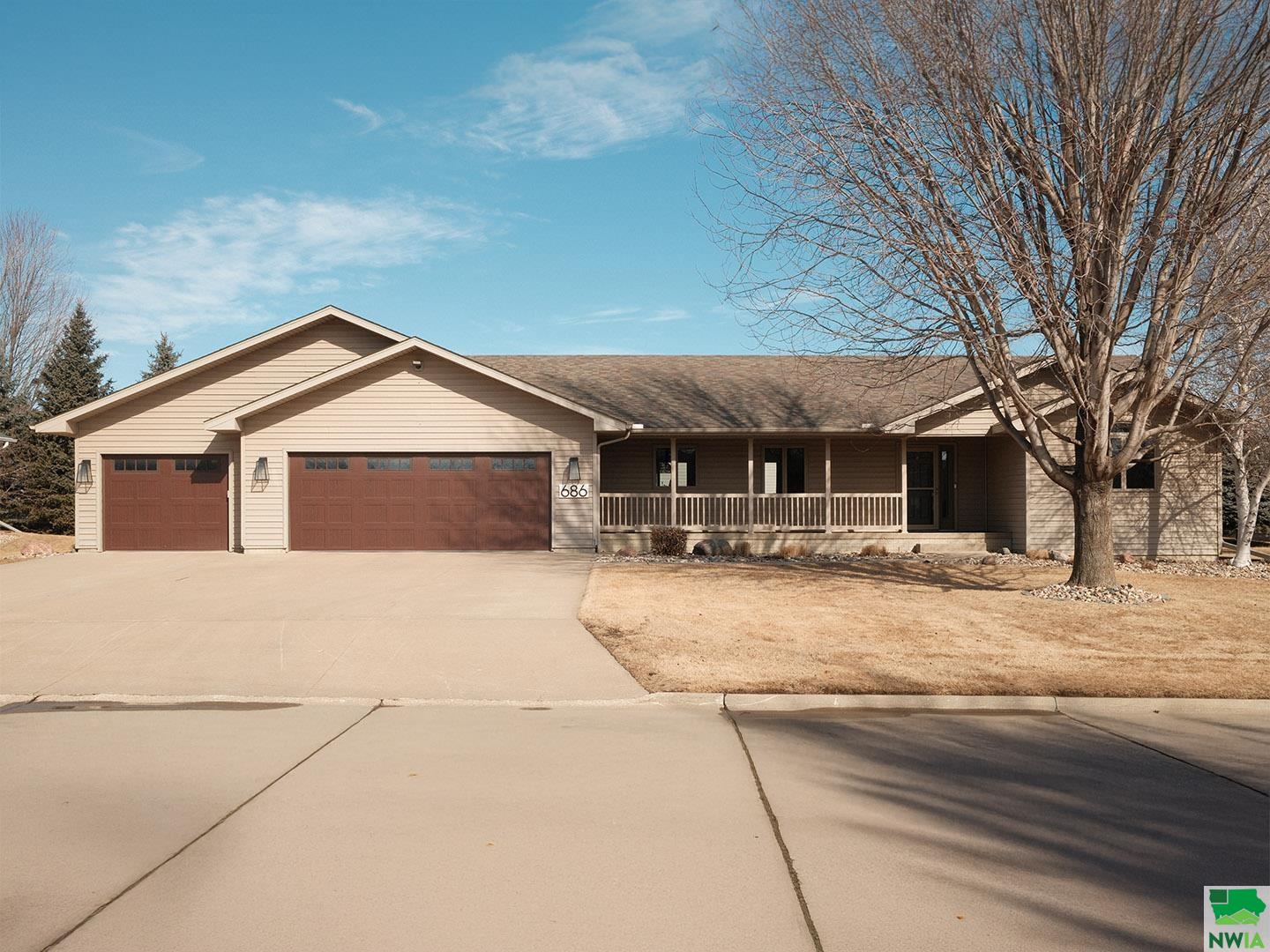 686 11th Street Circle SE, Sioux Center, IA 51250 