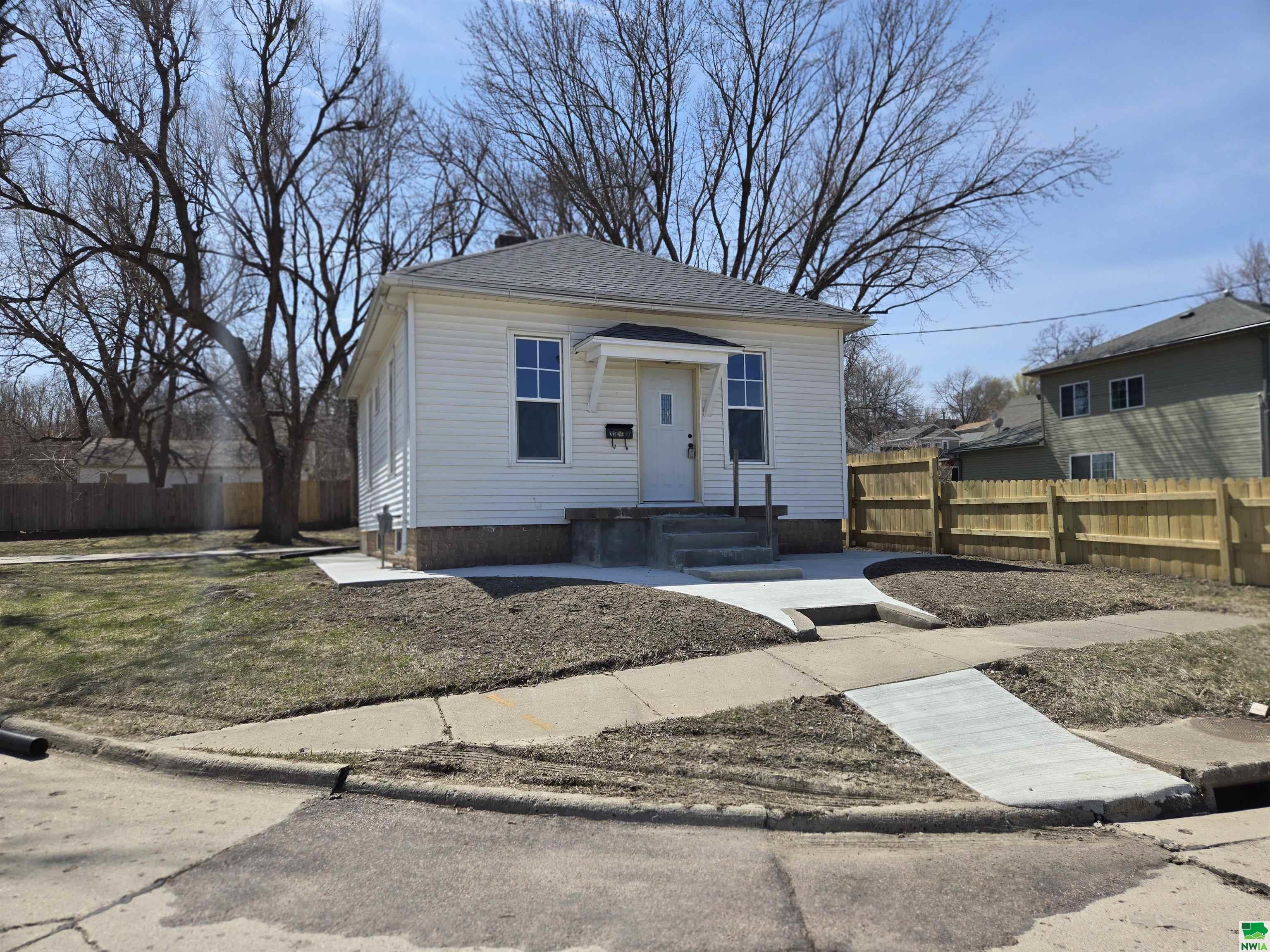 3130 DACE AVE., Sioux City, IA 51105 