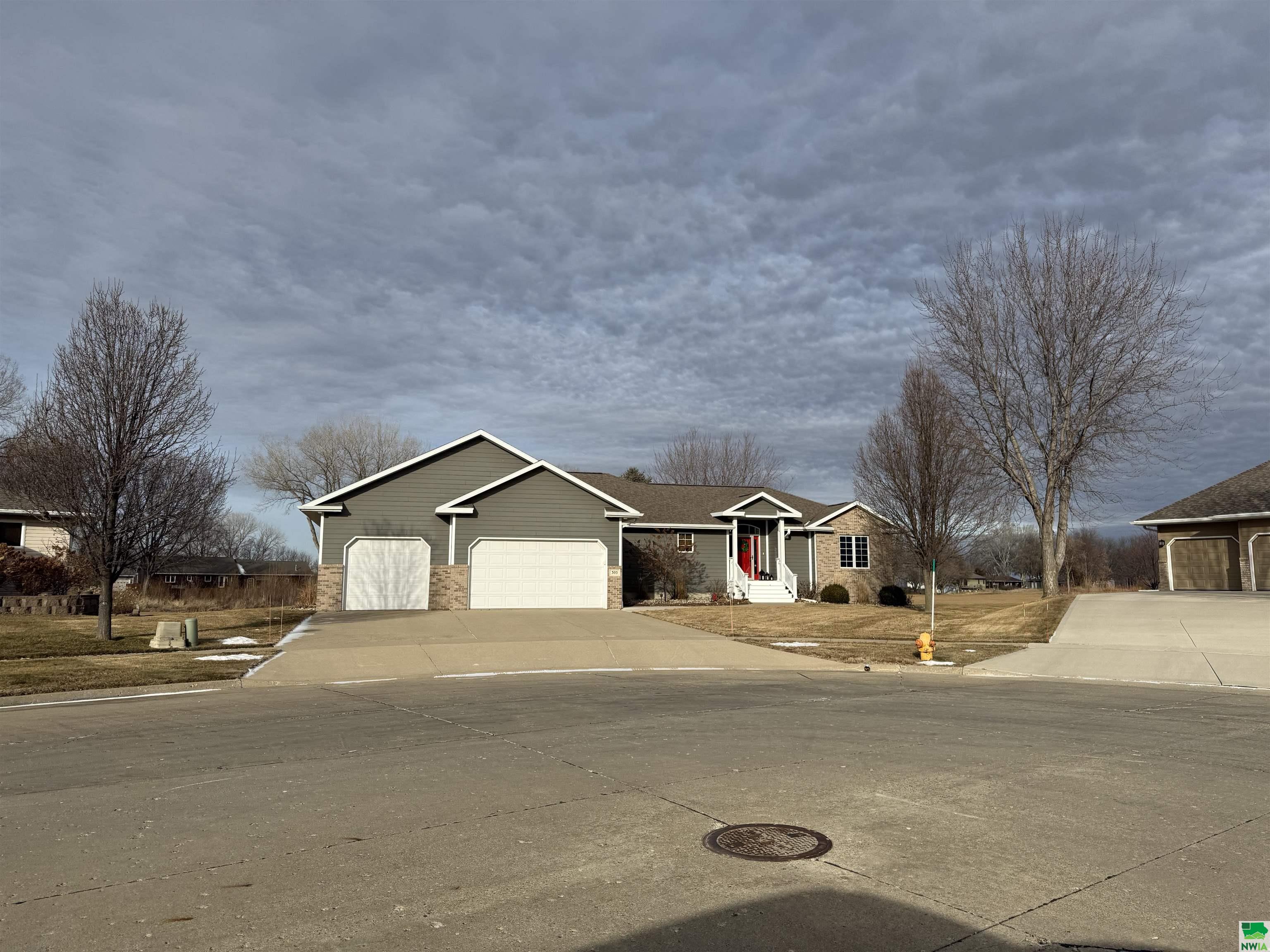 305 St. Andrews, Vermillion, SD 57069 