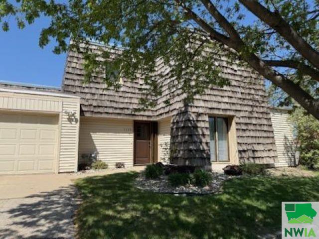 2329 INDIAN HILLS DR, Sioux City, IA 51104 