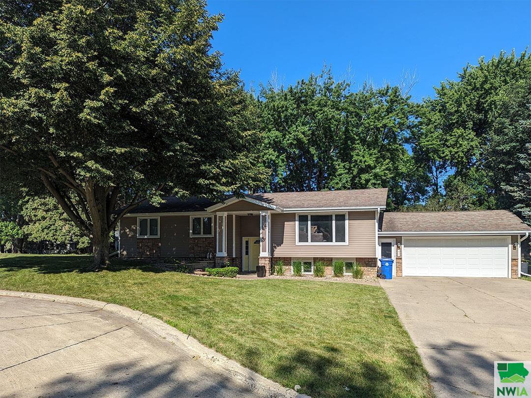 431 12th Ave Circle NE, Sioux Center, IA 51250 