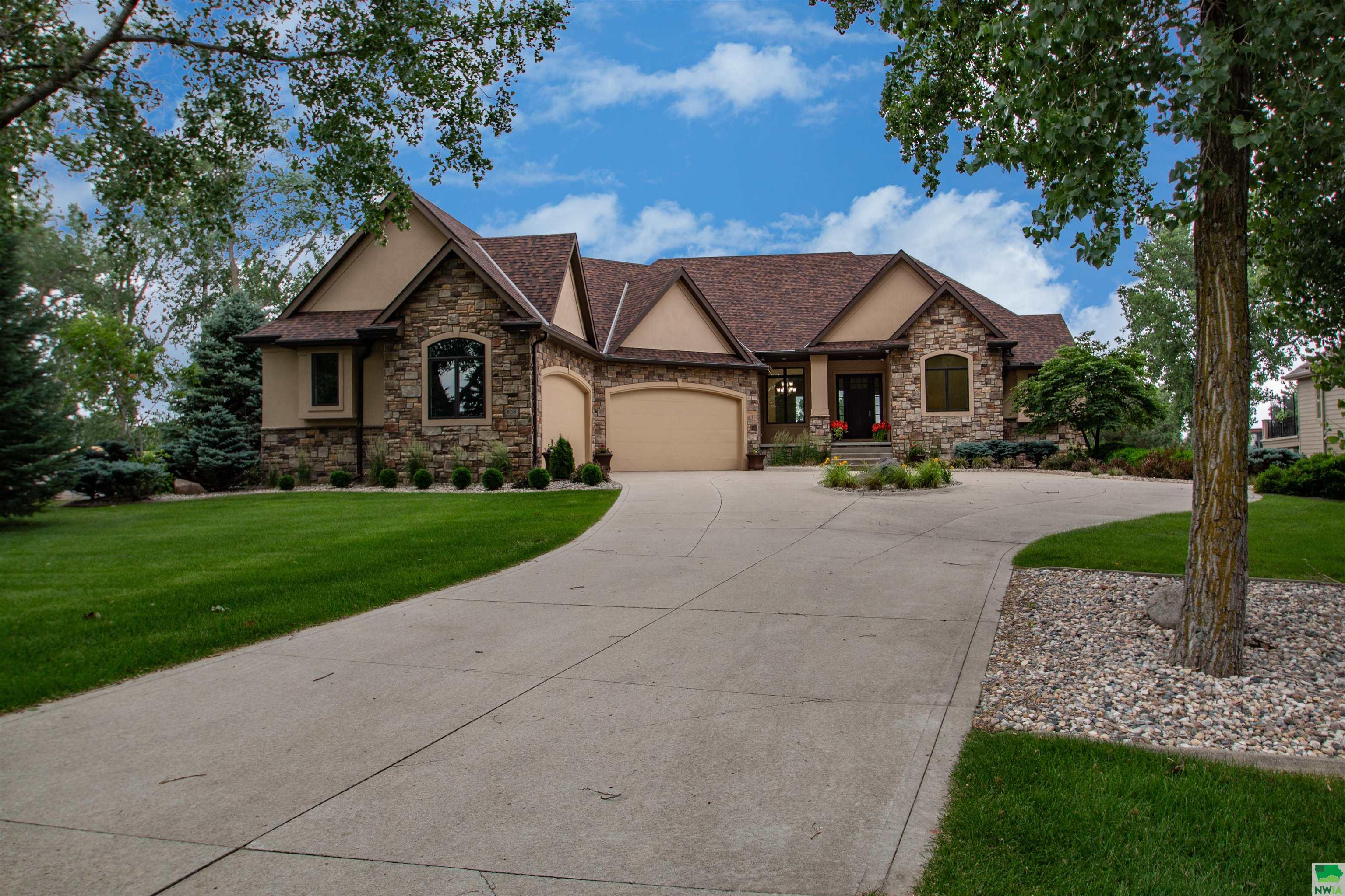 858 Sawgrass Trail E, Dakota Dunes, SD 57049 