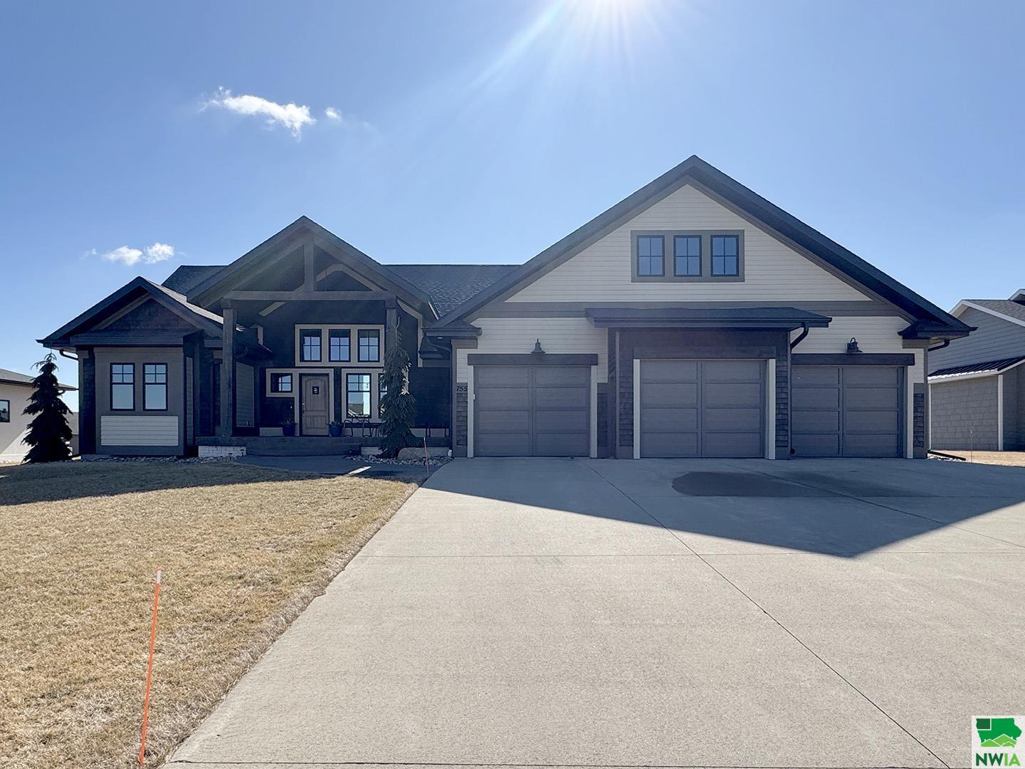 755 Colonial Street, Sioux Center, IA 51250 