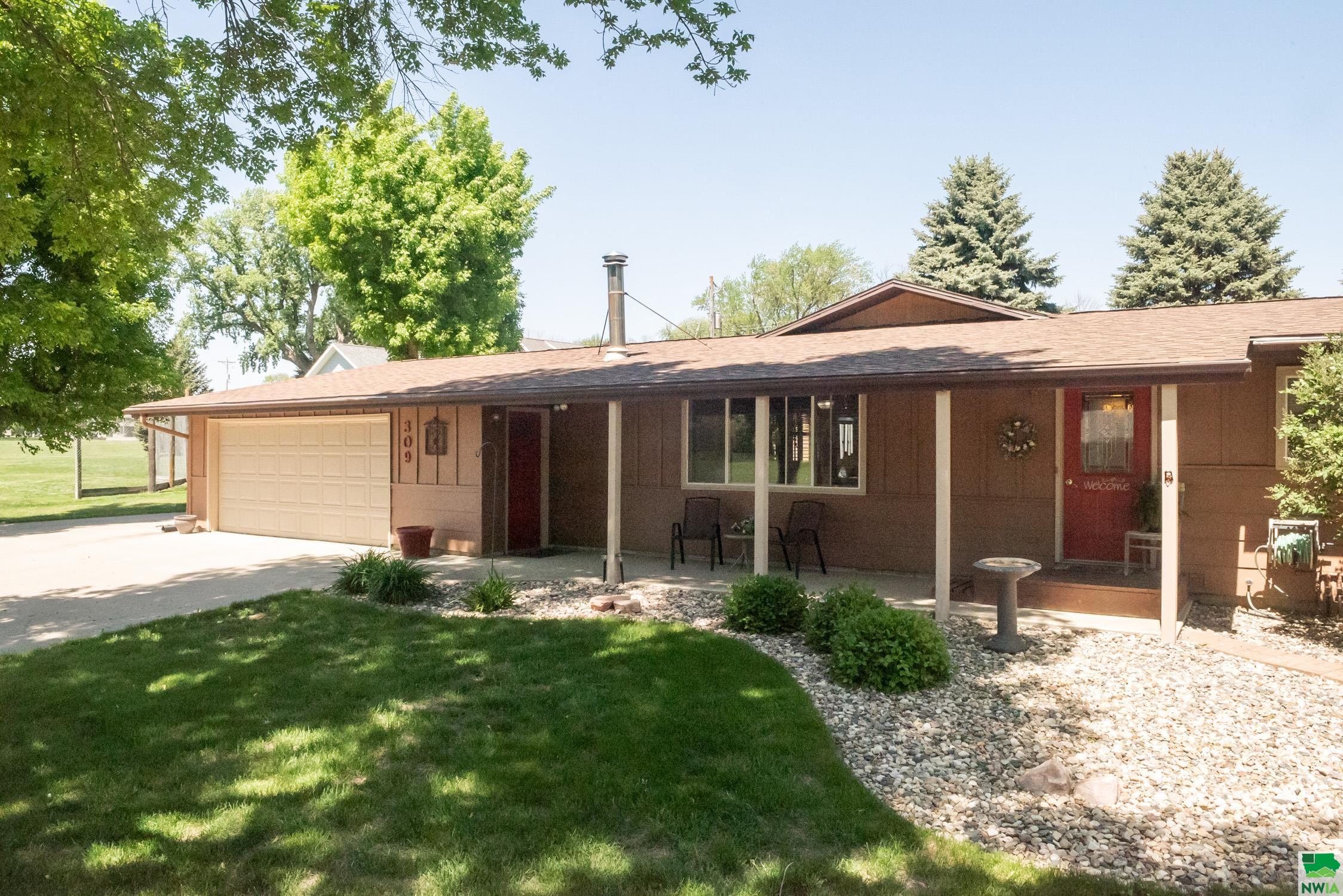 309 1ST ST, Hull, IA 51239 