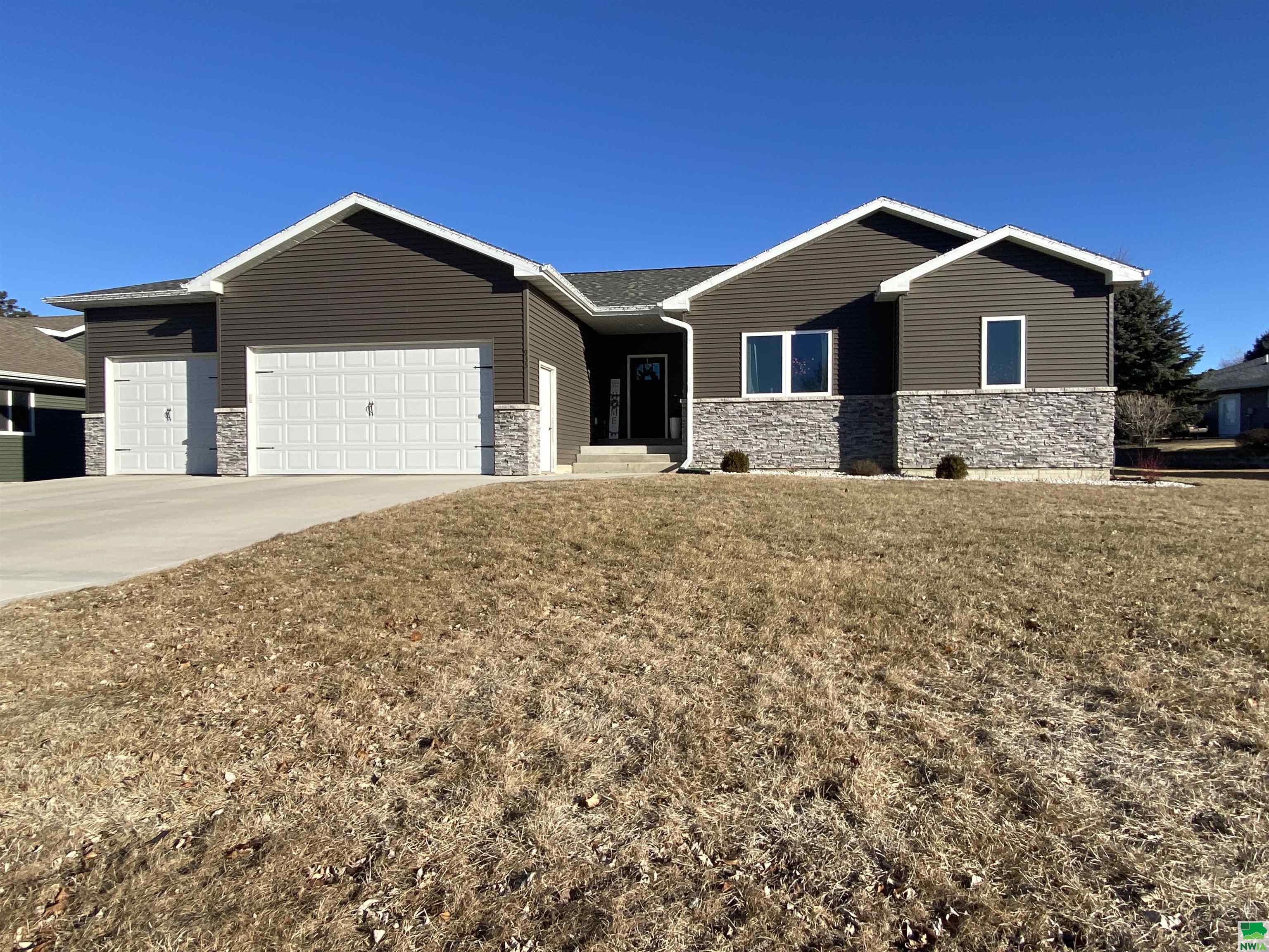 935 6th St SE, LeMars, IA 51031 