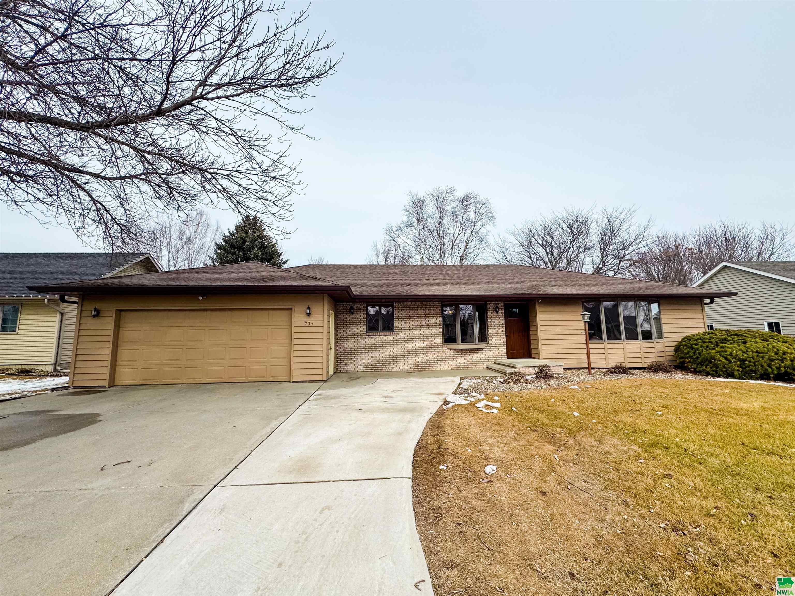 907 6th St SE, Orange City, IA 51041 